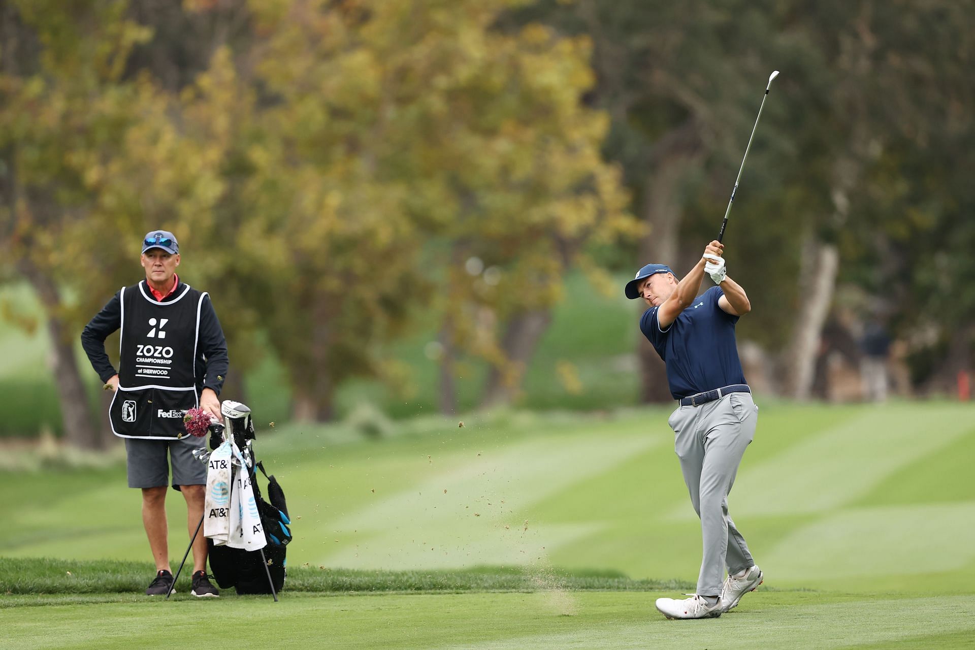 Jordan Spieth and father Shawn at the Zozo Championship @ Sherwood - Round Two (Image via Ezra Shaw/Getty Images)