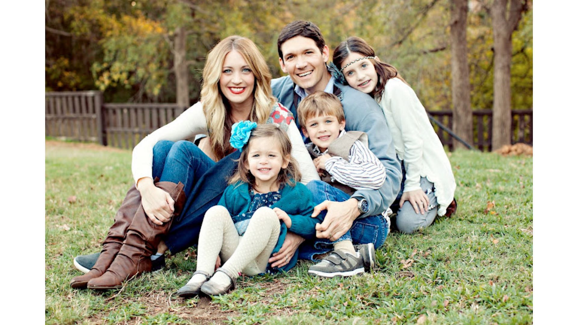 Pastor Matt Chandler with his wife Lauren and their children (image via Instagram/Mattchandler74)