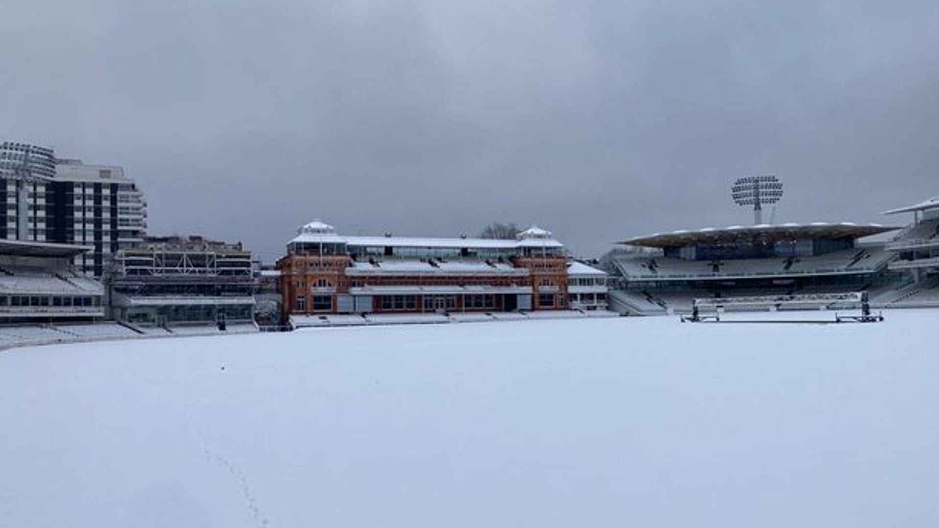 बर्फ से घिरा लॉर्ड्स क्रिकेट ग्राउंड