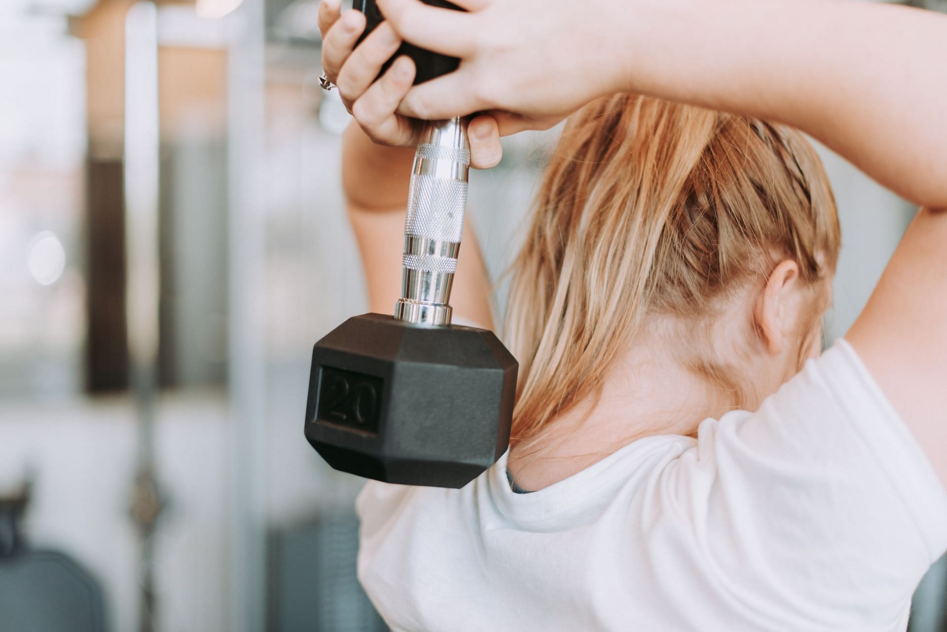New at working out? Avoid these six common mistakes to for effective results. (Image via Unsplash / Samantha Gades)