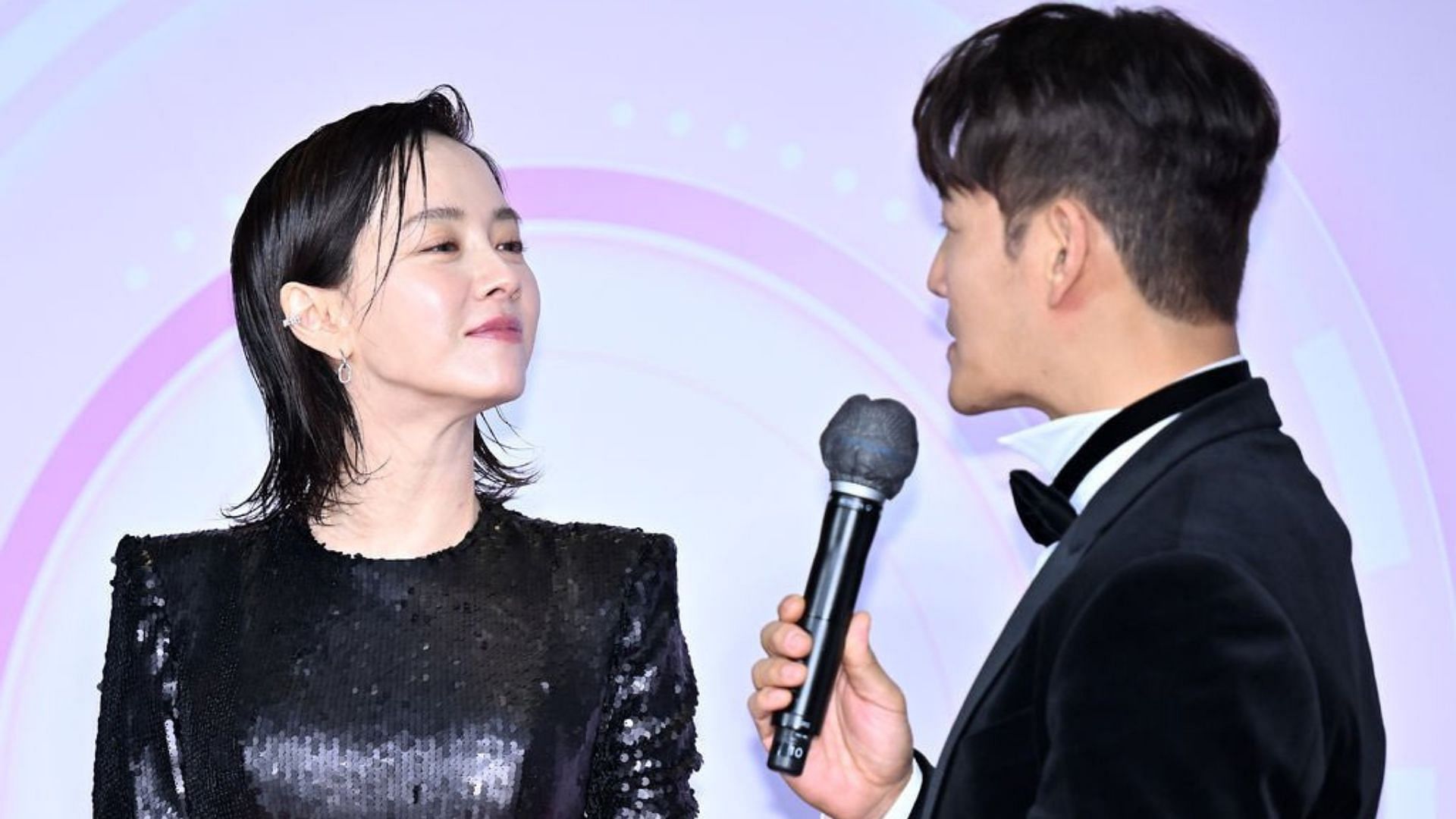 Song Ji-hyo and Kim Jong-kook gives fans an adorable interaction at SBS Entertainment Awards 2022 (Image via OSEN)