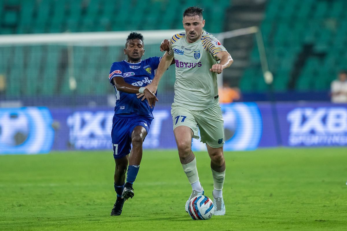 Chennaiyin FC and Kerala Blasters FC tussling for the ball. 
