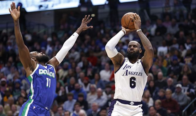 Shannon Sharpe raises concern over LeBron James struggling due to his teammate’s feeble effort: “He’s shooting efficiently & it has no impact”