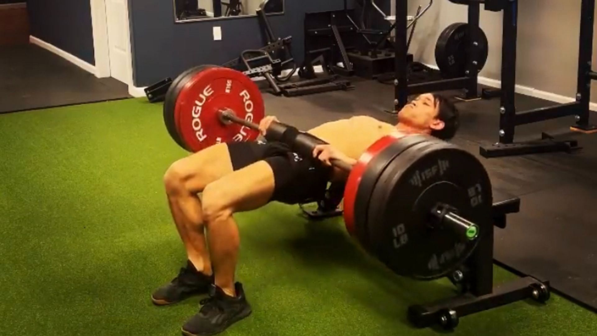 The barbell hip thrust is a great exercise to achieve stronger and toned glutes. (Photo via Instagram/spiderminhbjj)