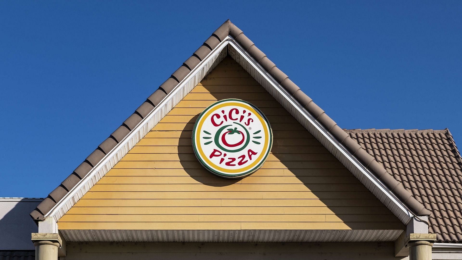 the exterior of a Cicis Pizza restaurant in the United States (Image via John Greim/LightRocket/Getty Images)