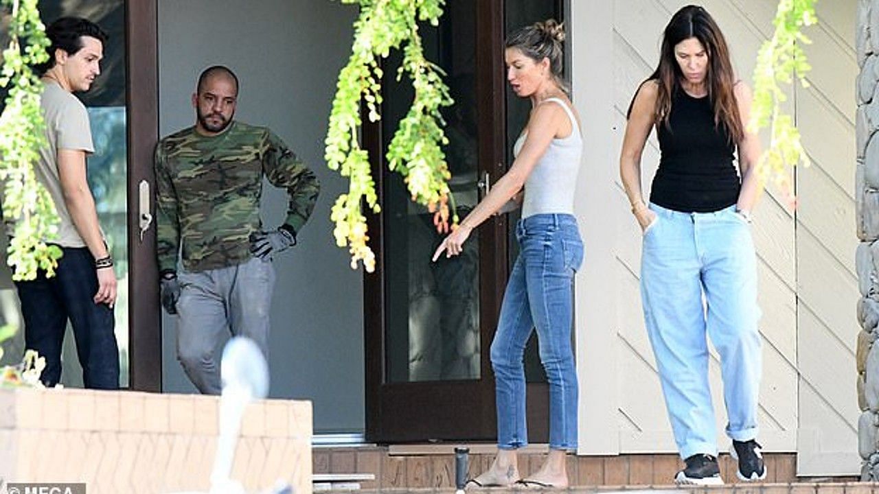 Gisele Bundchen makes her point while speaking to contractors renovating her new home in Miami. (photo:DailyMail)