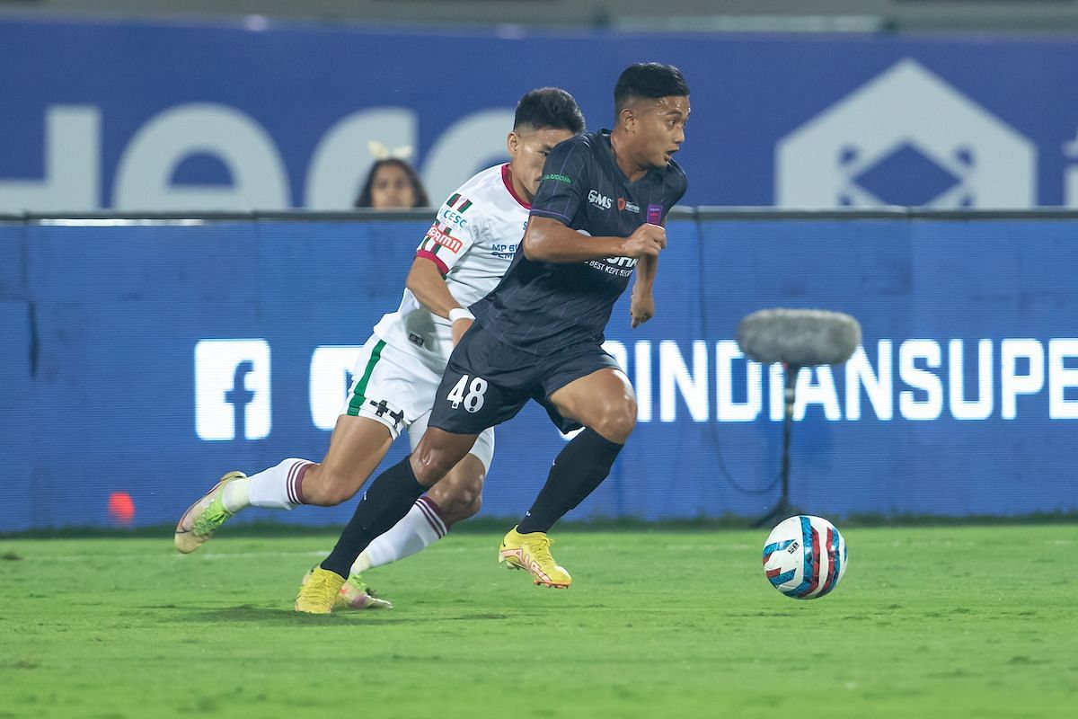 Isaac Vanmalsawma charges forward for Odisha FC under pressure from ATK Mohun Bagan