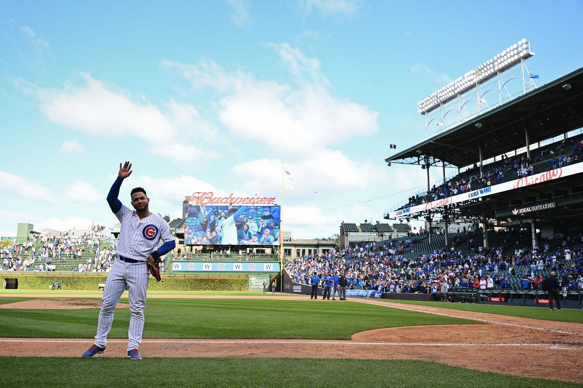 Willson Contreras #40 of the Chicago Cubs acknowledges the crowd