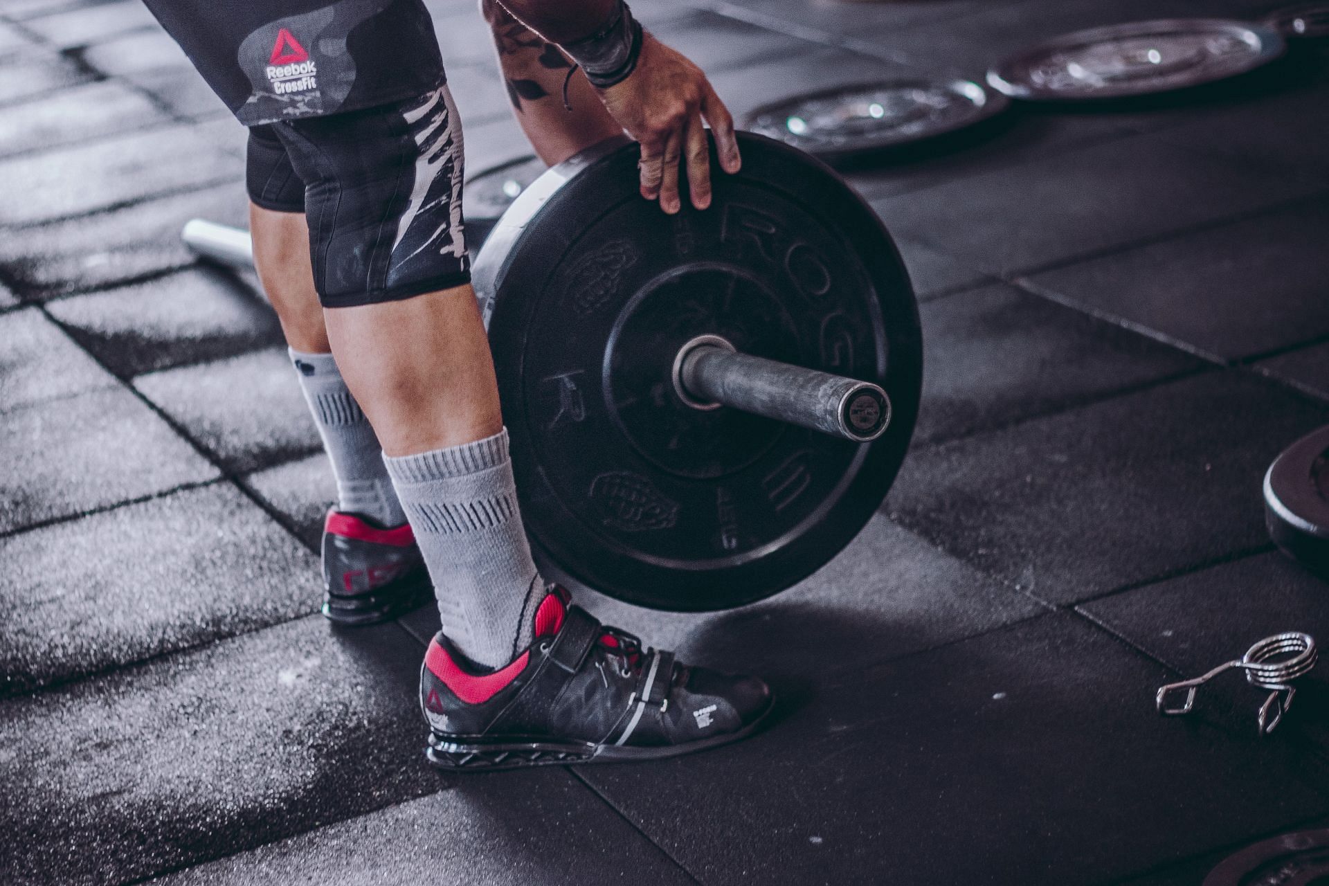 The underhand barbell row can help pull exercises. (Image via Pexels/Victor Freitas)