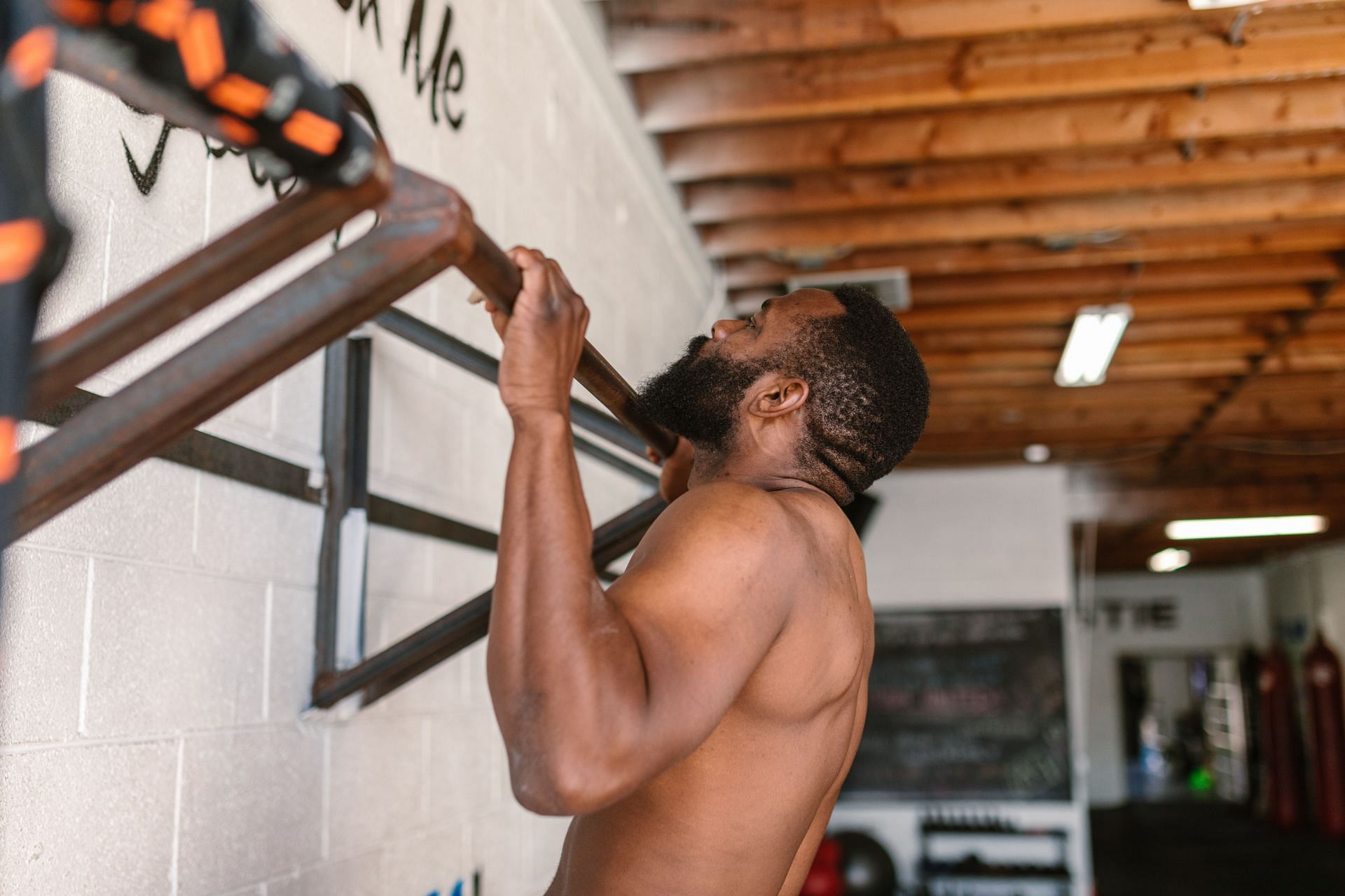 Pull-up bars are an excellent piece of equipment for home workouts. (Image via Pexels)