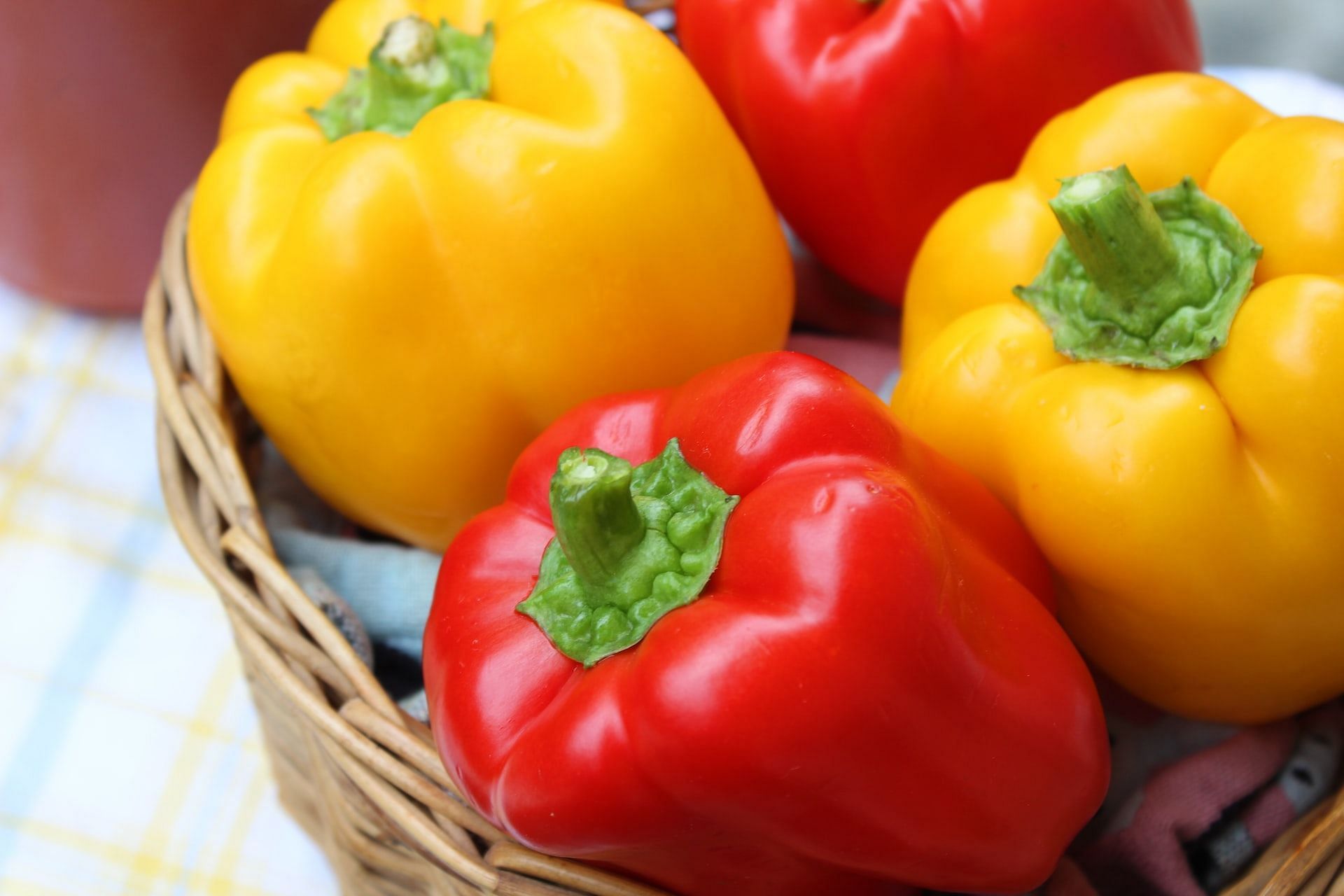 Consuming sweet pepper prevents eye disease. (Photo via Unsplash/Rens D)