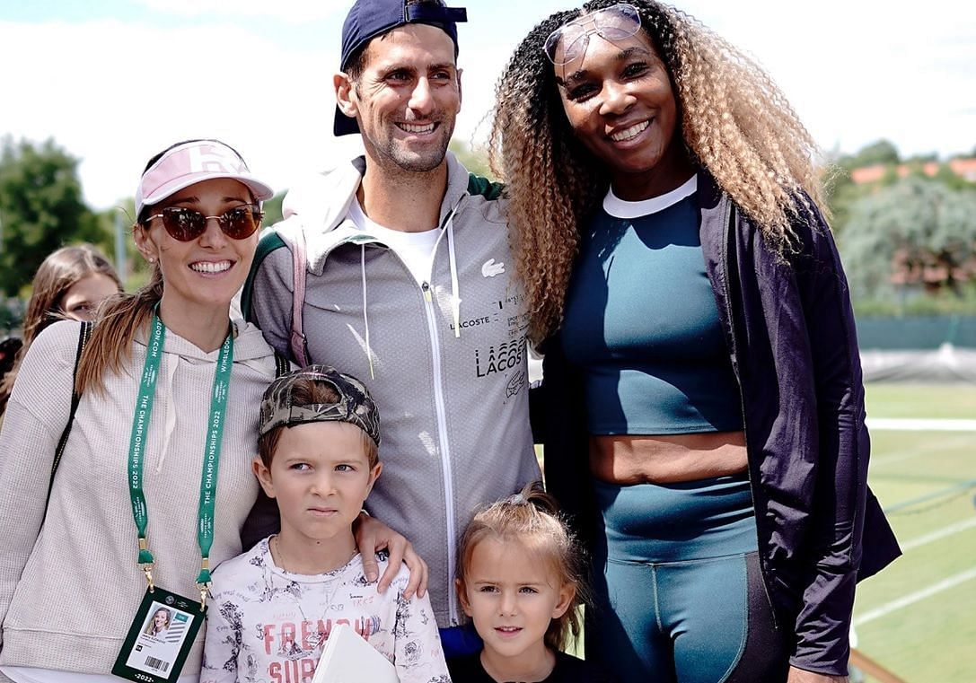 एक टूर्नामेंट के दौरान टेनिस स्टार वीनस विलियम्स से परिवार को मिलाते नोवाक जोकोविच