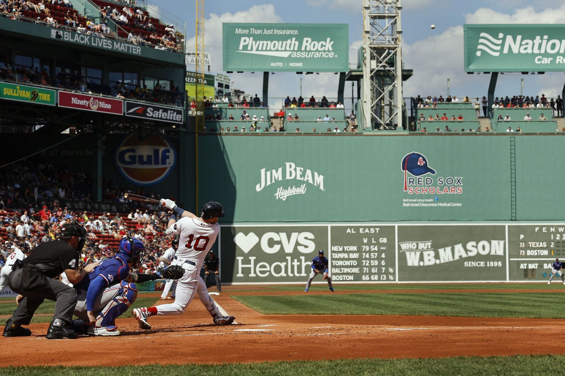 Tears shed after young Red Sox fan launches ultimate Father's Day gift back  onto field – Boston 25 News