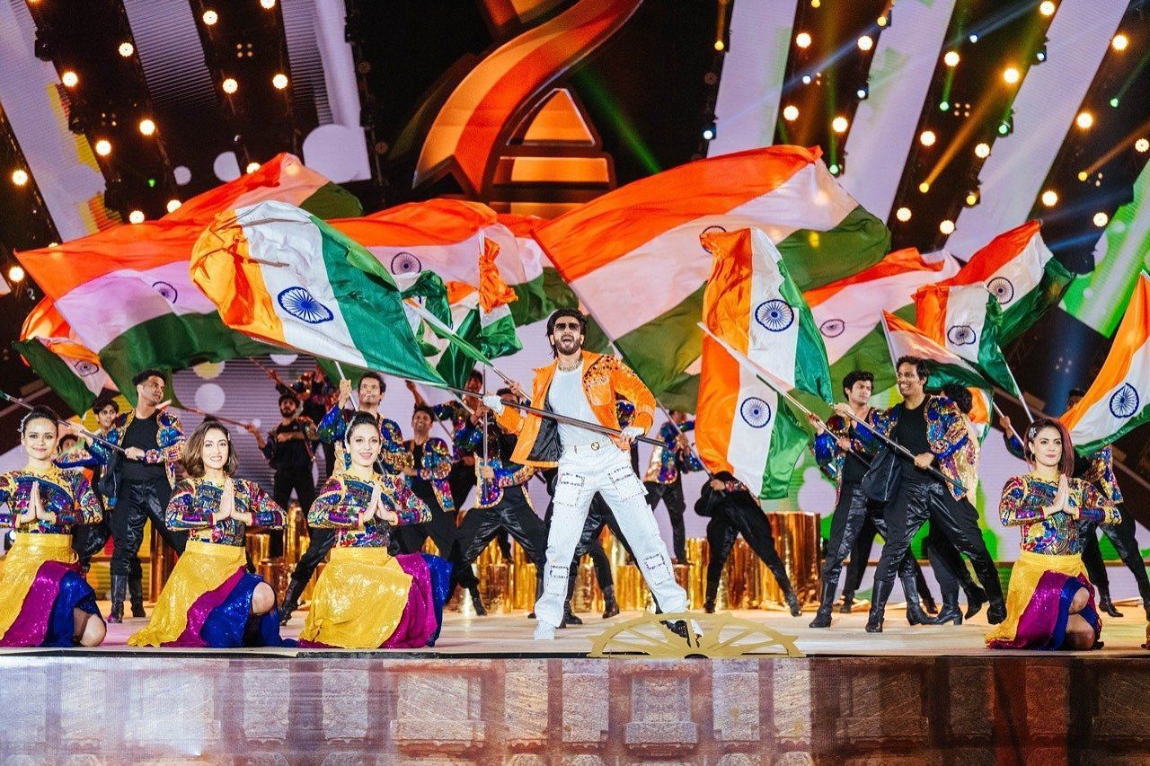 विश्व कप की ओपनिंग सेरेमनी में भारतीय ध्वज के साथ प्रस्तुति देते रणवीर सिंह।