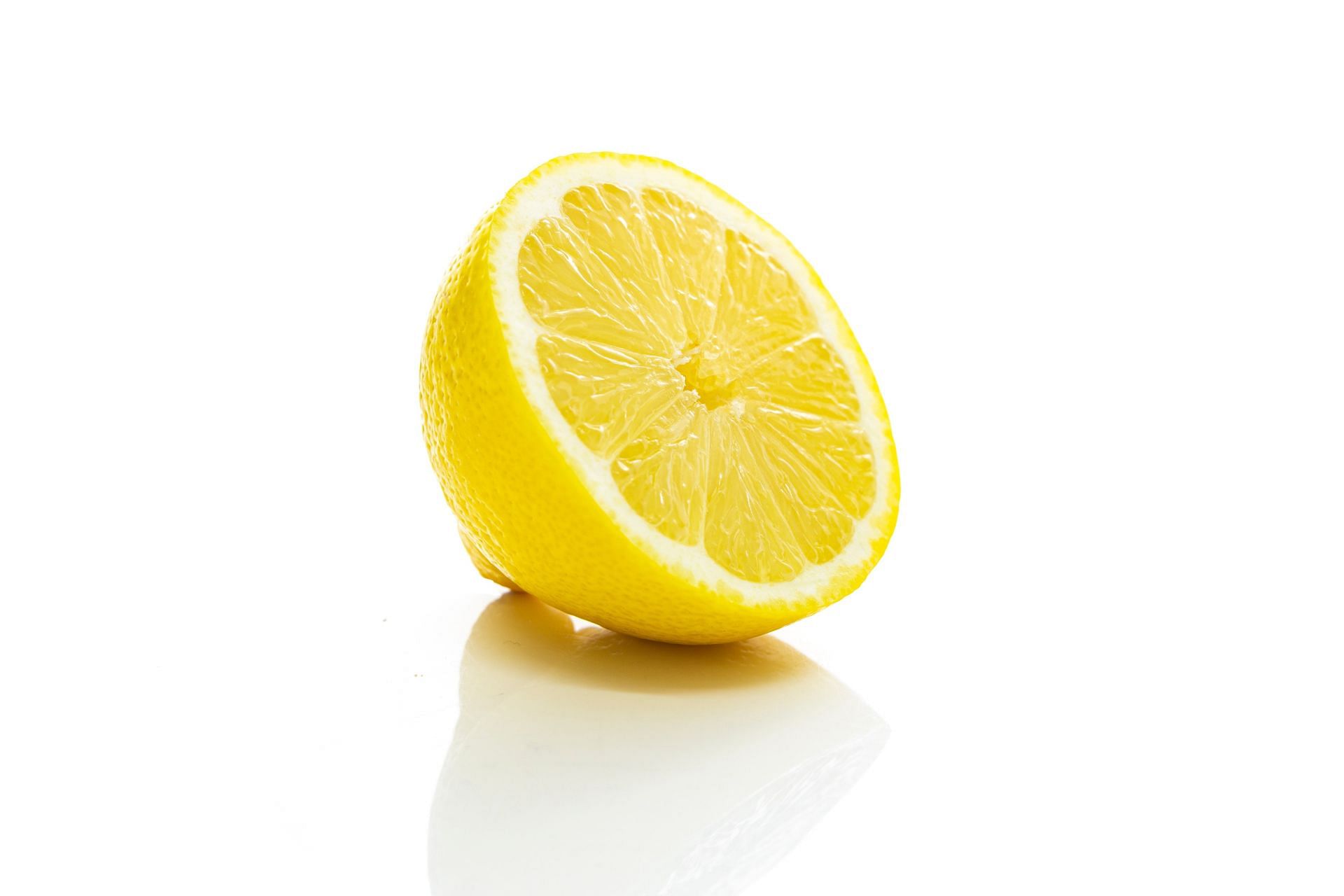 Lemons have anti-inflammatory properties (Image via Unsplash/Moritz Nie)