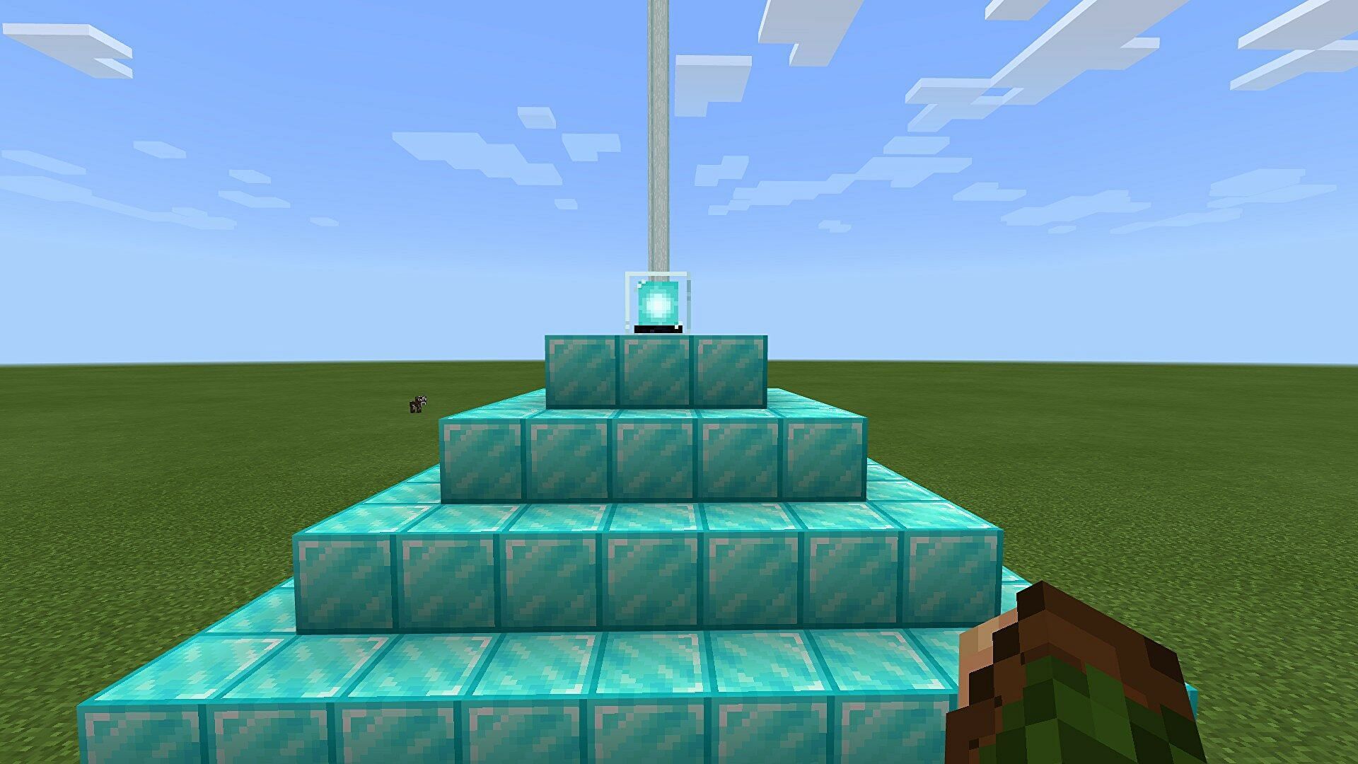 A beacon atop a diamond block pyramid in Minecraft (Image via Mojang)