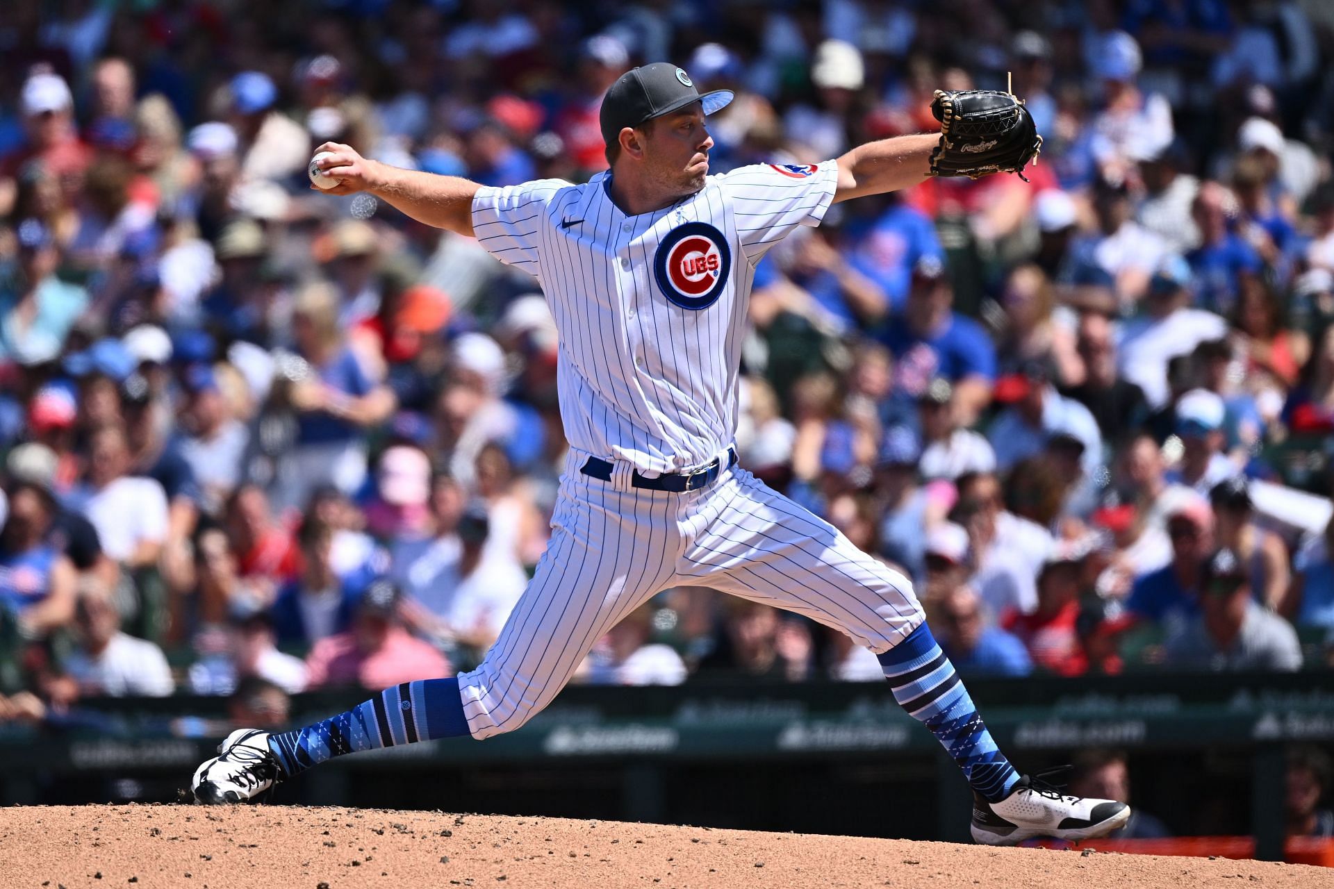 Steve Cishek #41 of the Chicago Cubs pitches against the Atlanta Braves