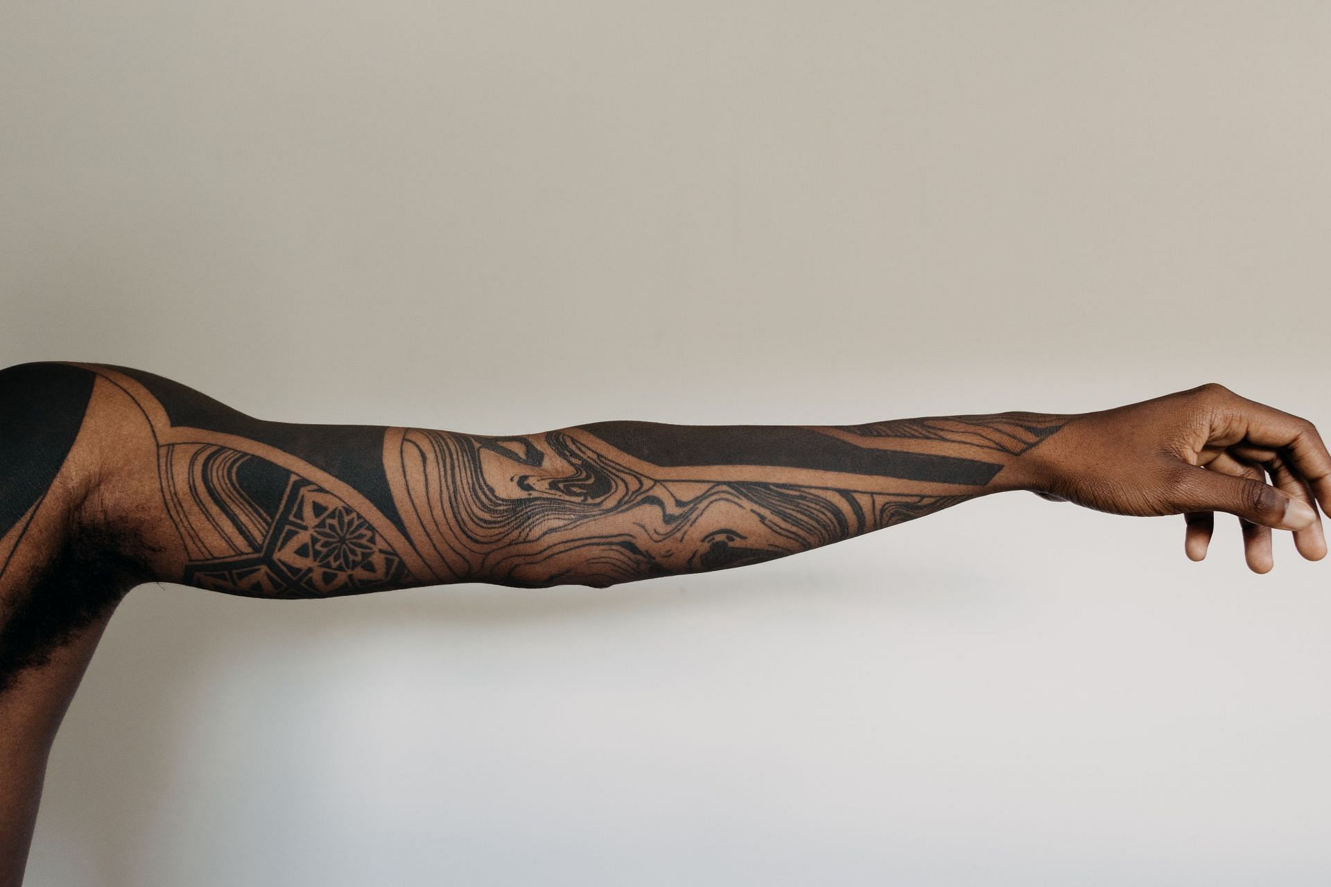 A good tattoo should be without any inflammation or scabs. (Image via unsplash/Seyi Ariyo)