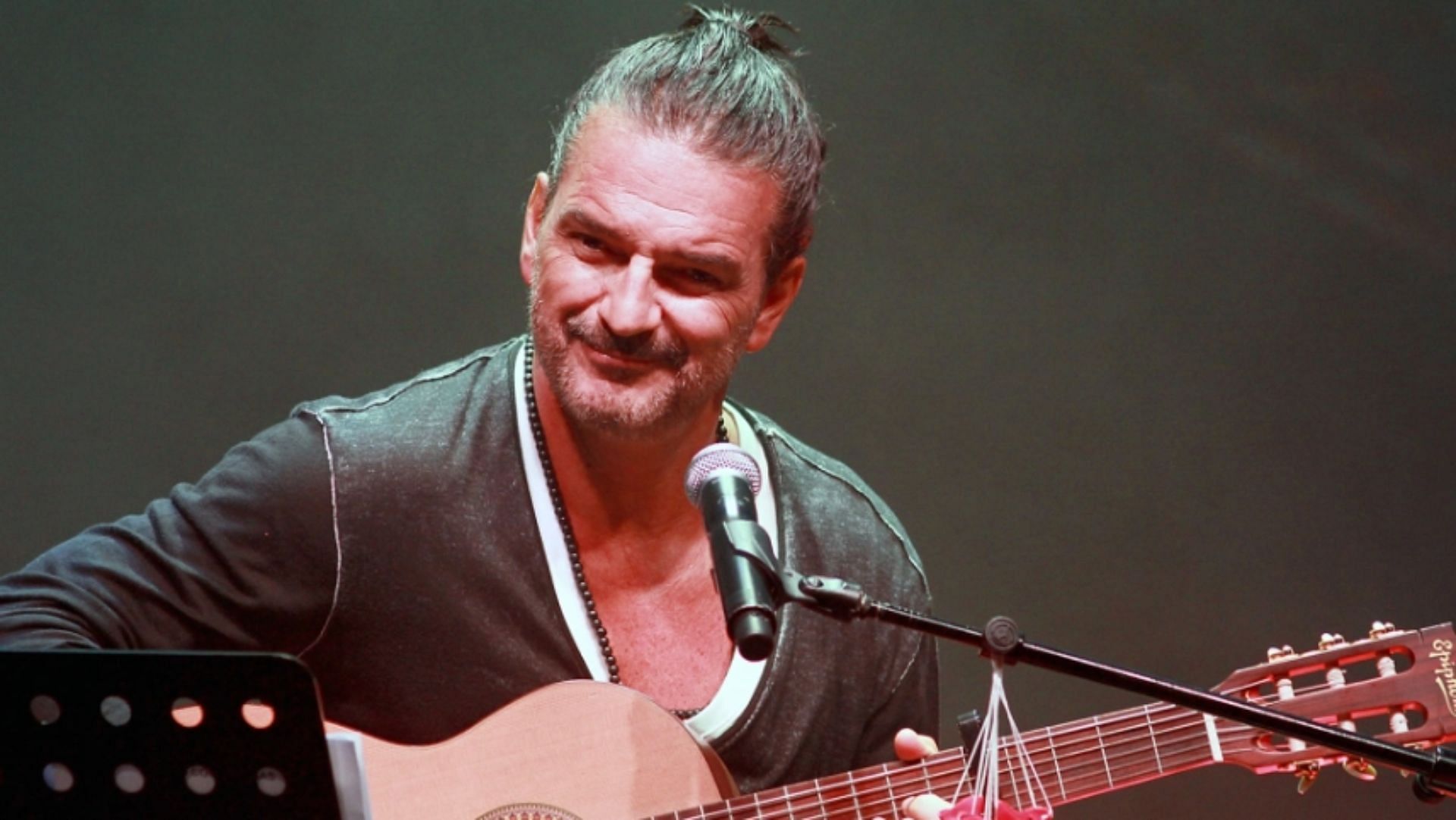 Ricardo Arjona will hit the road in April this year. (Image via Getty)