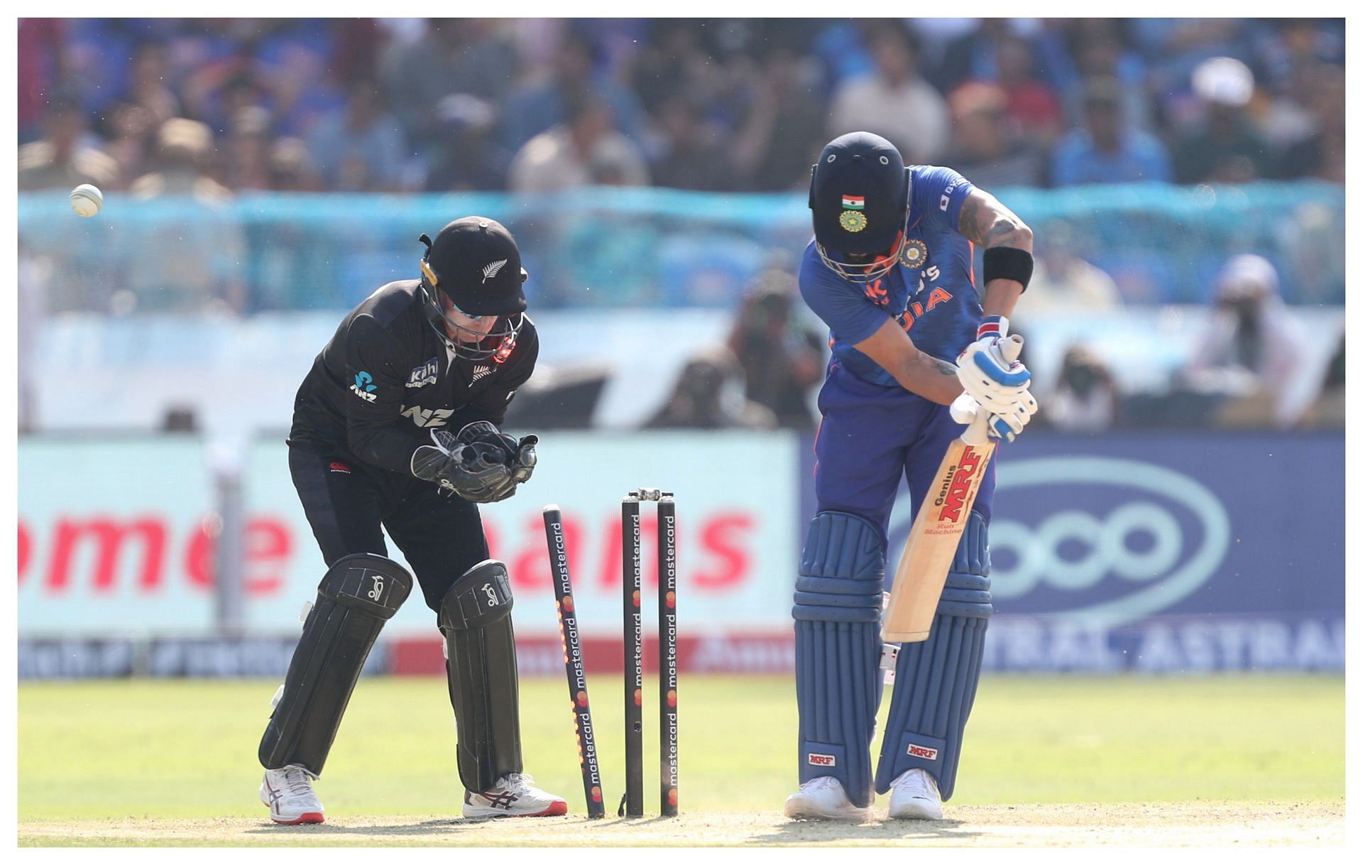 न्यूजीलैंड के खिलाफ पहले वनडे मैच में बोल्ड होते हुए विराट कोहली (इमेज - बीसीसीआई)