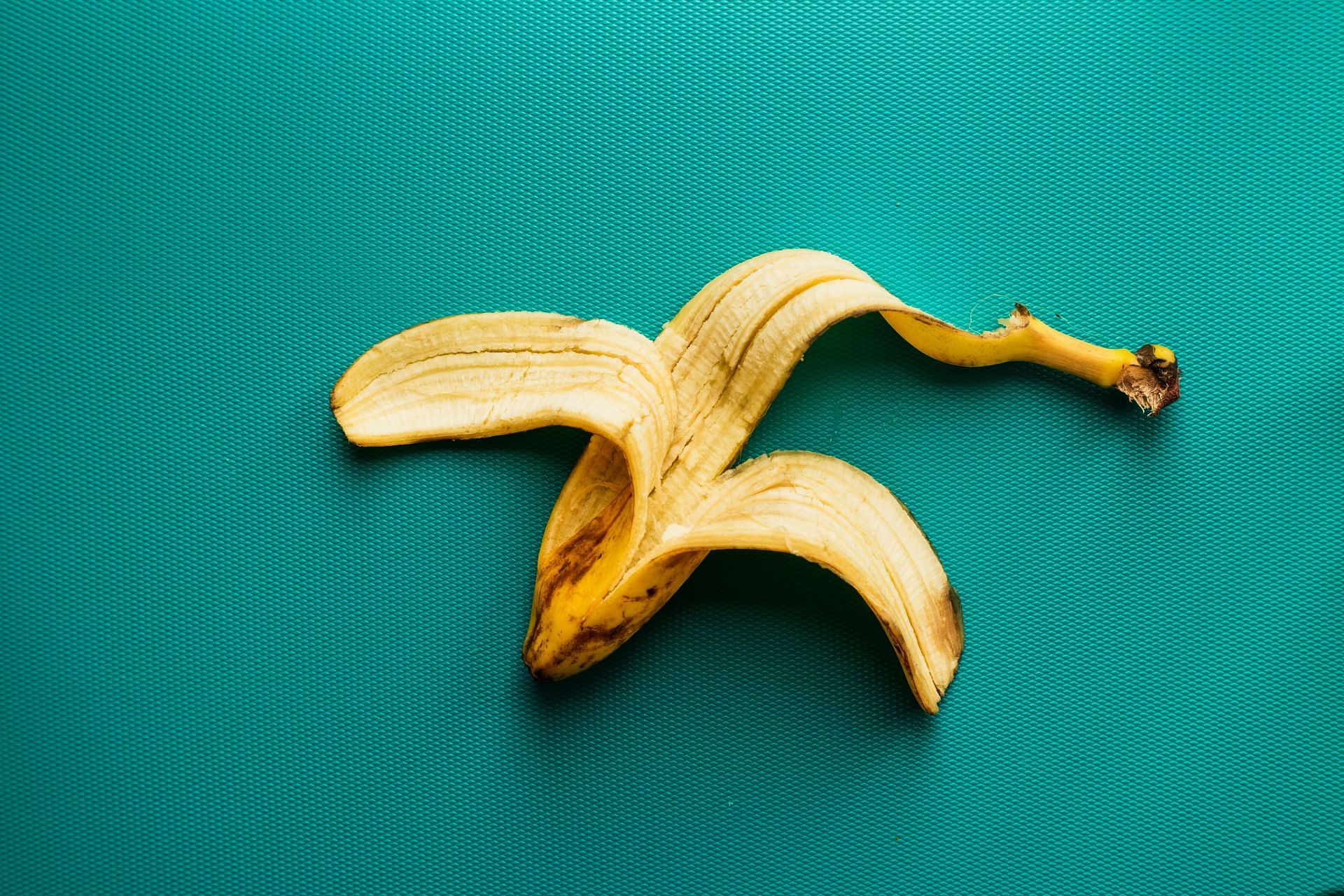 Applying banana peel can be very beneficial. (Image via Unsplash/Louis Hansel)