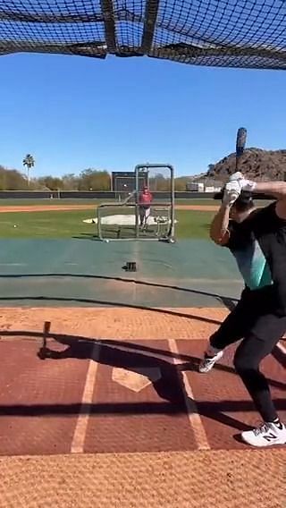 Shohei Ohtani: WATCH: Shohei Ohtani flexes his muscles in the gym, showing  off the fruits of his off-season training