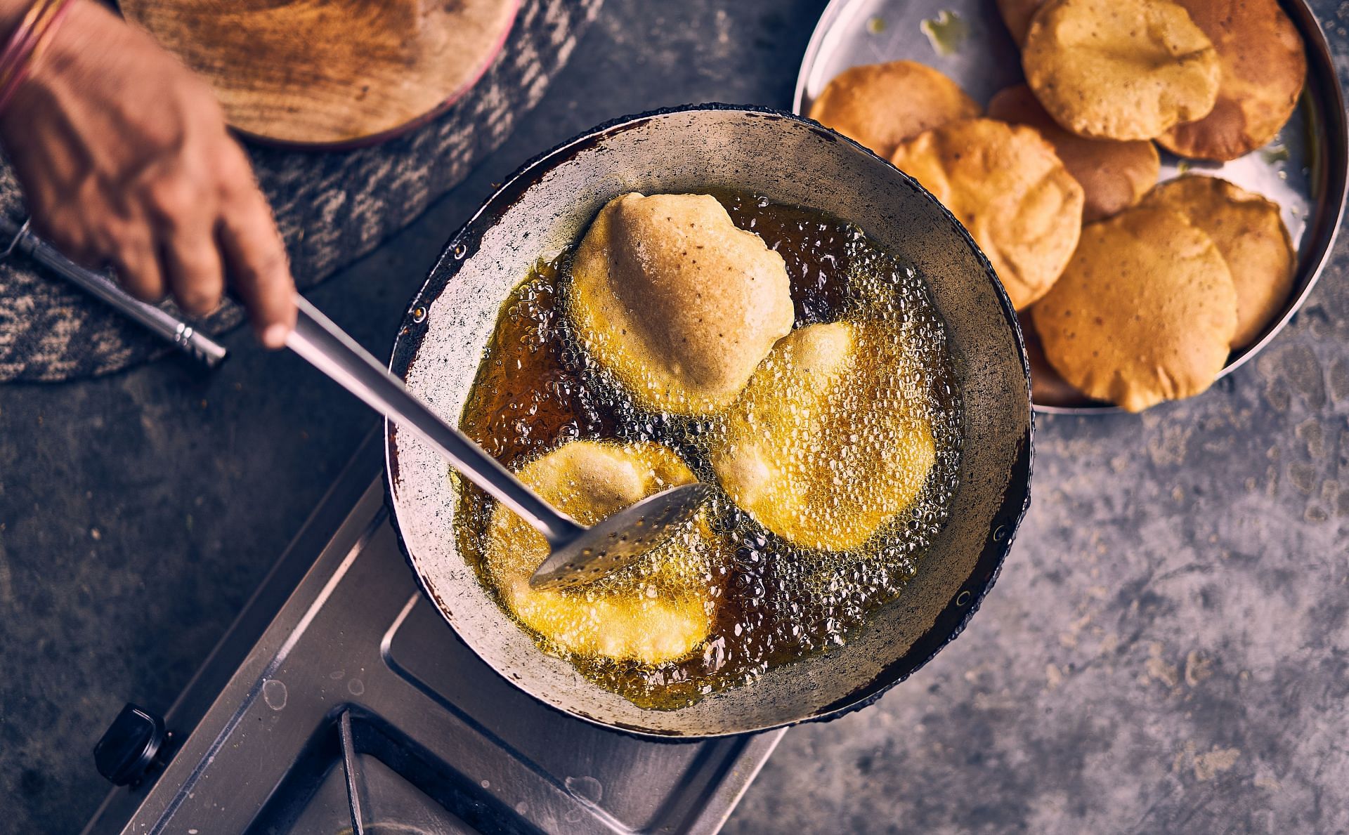 You should be especially careful about the oil you use for deep frying, as deep frying happens at high temperatures (Image via Unsplash/Ashwini Chaudhary)