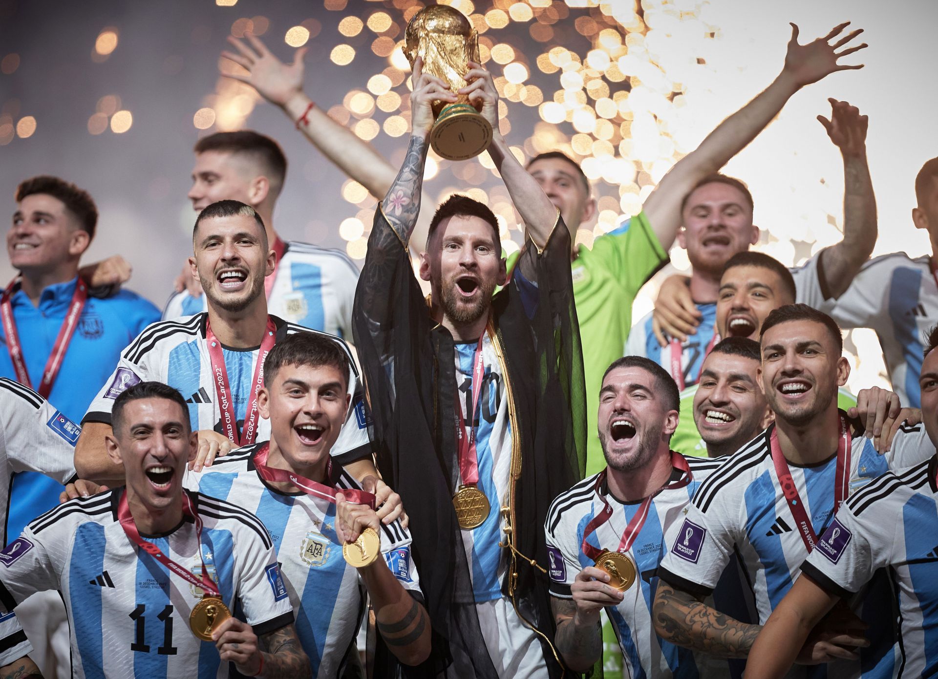 Lionel Messi lifts the FIFA World Cup Qatar 2022 Winner&#039;s Trophy