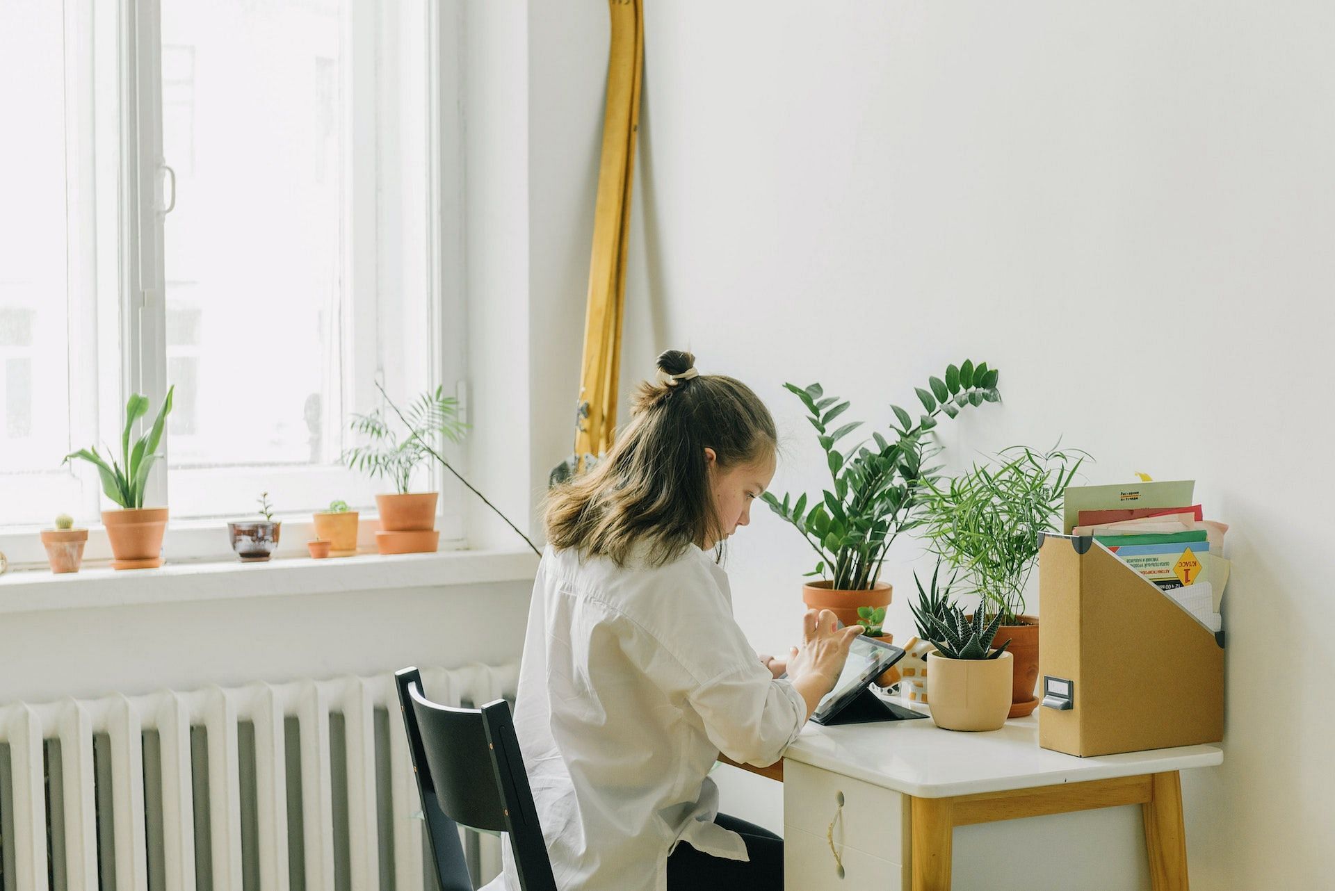 Chair exercises can be done anytime. (Photo via Pexels/Ksenia Chernaya)