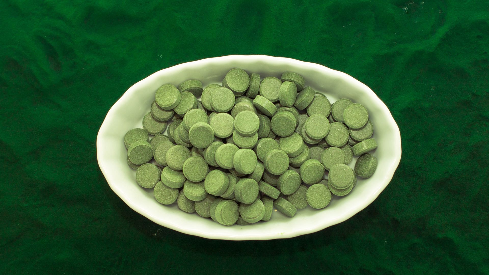 Chlorella is available in the form of powder and tablet supplements (Image via Flickr)