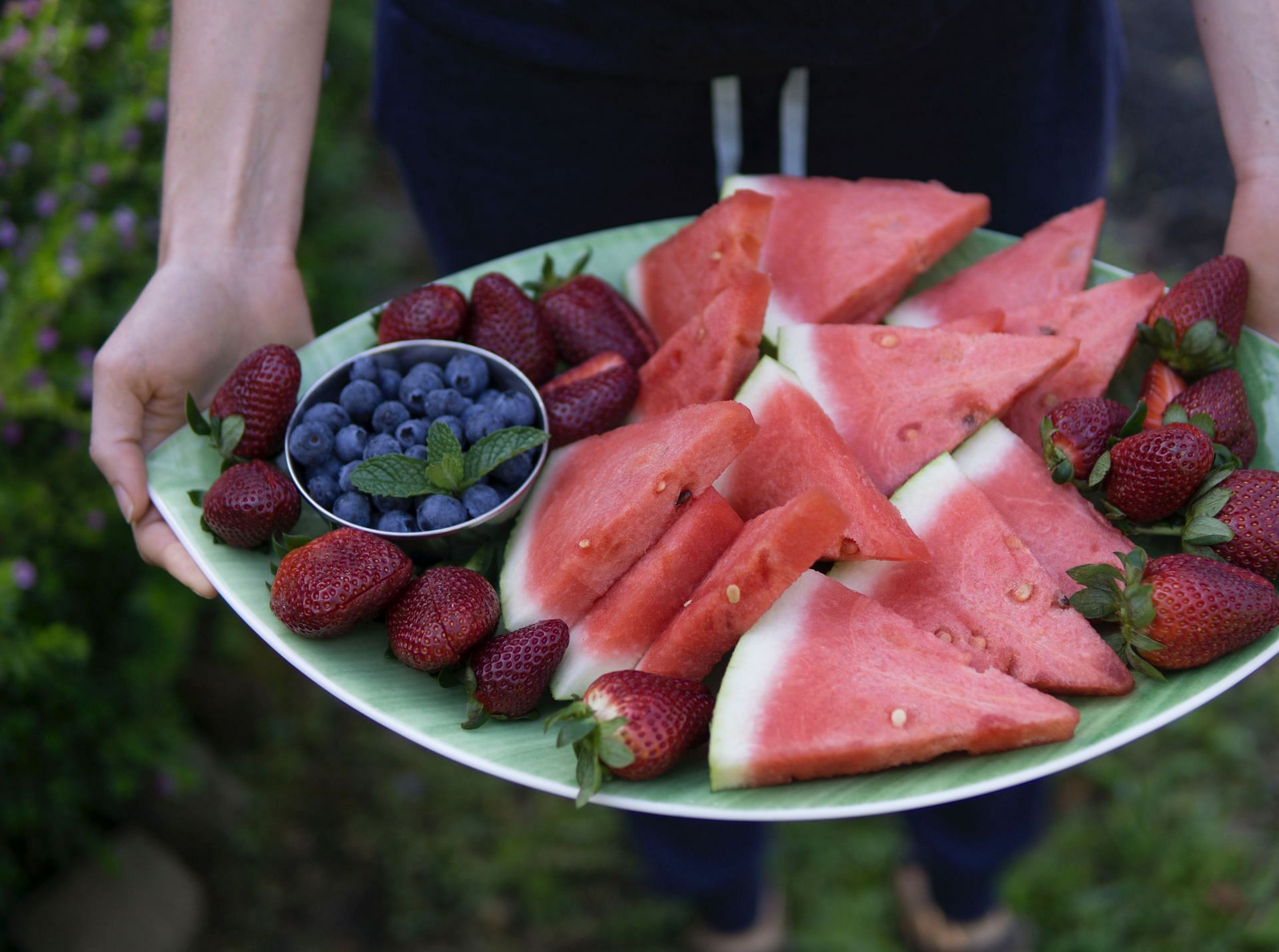 Watermelon nutrition facts (Image via Pexels/Elle Hugh)