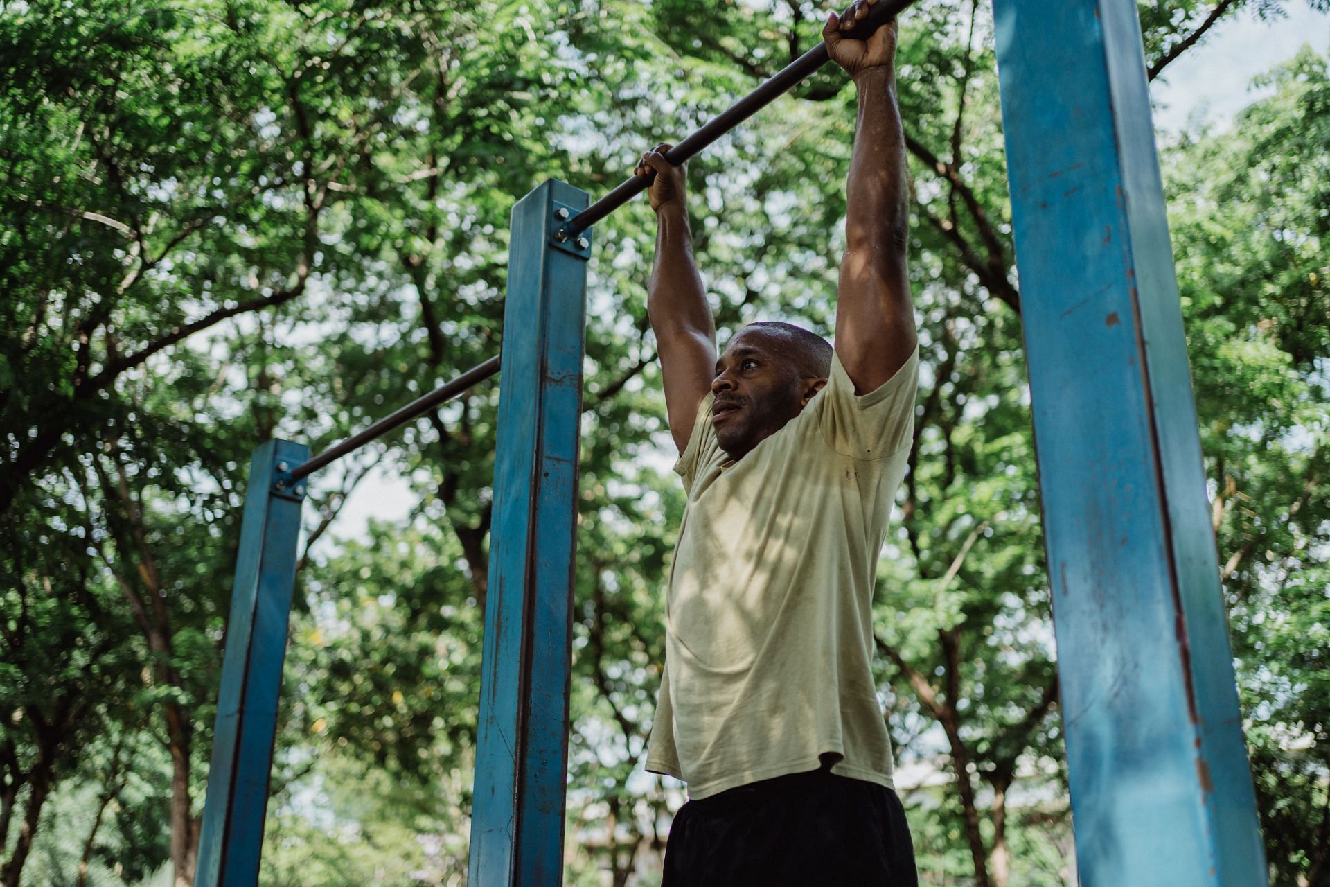 Hanging from a bar can be a good way to decompress your spine (Image via Pexels/Ketut Subiyanto)