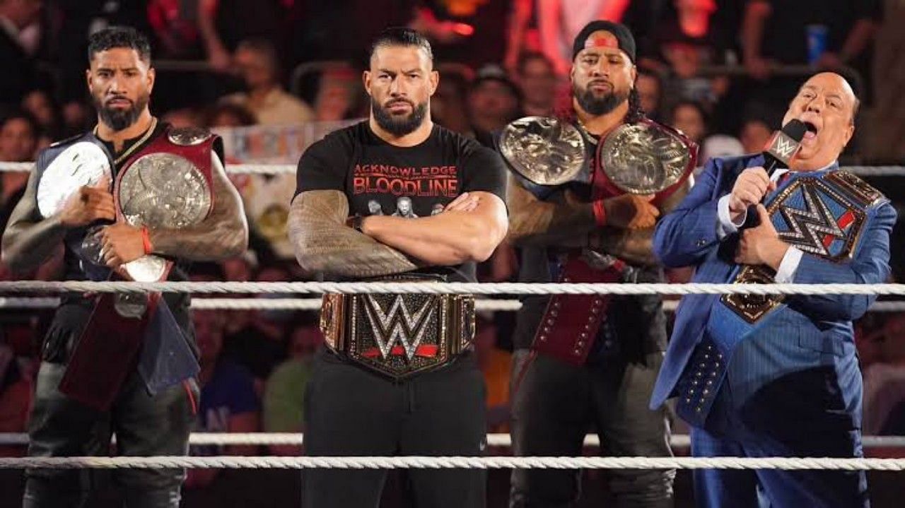 अनडिस्प्यूटेड WWE यूनिवर्सल चैंपियन रोमन रेंस, द उसोज़ और पॉल हेमन 