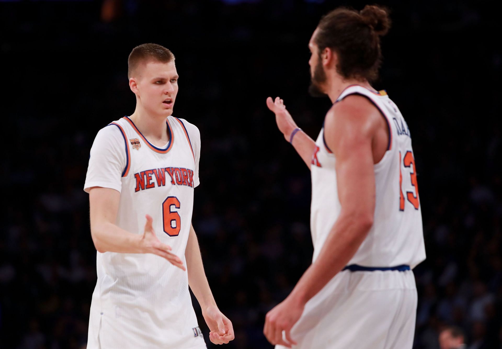 Leslie Jones loved watching Kristaps Porzingis (Image via Getty Images)