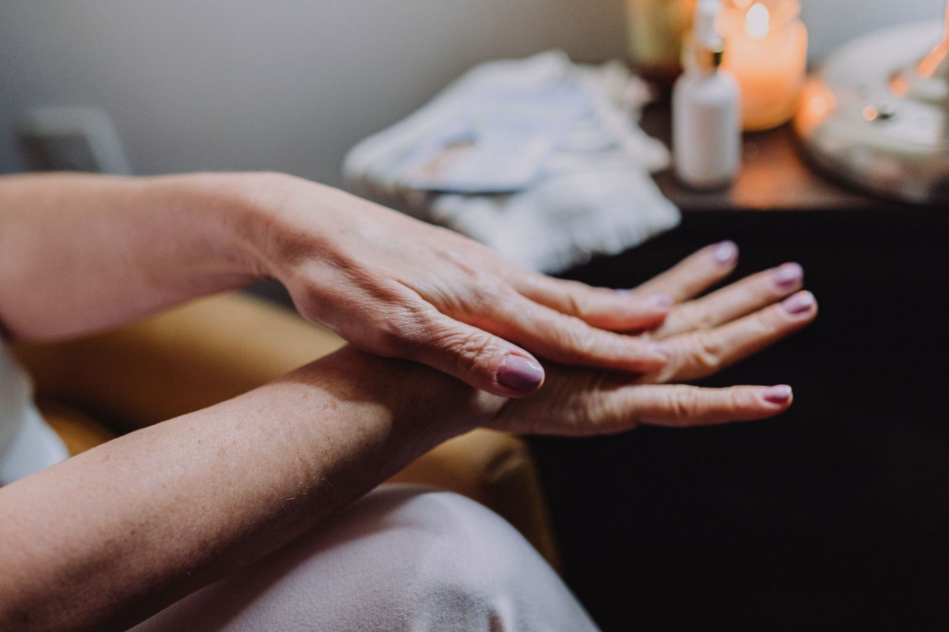 Winter eczema on hands (Image via Pexels/Rodnae Productions)