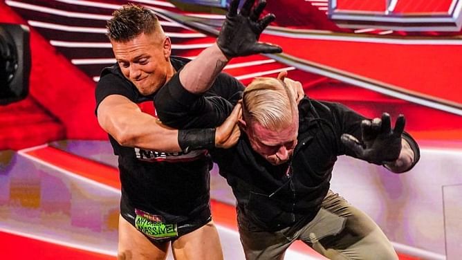 'अब समय आ गया है' - Raw से गायब रहे WWE Superstar ने शेयर किया रहस्यमयी संदेश