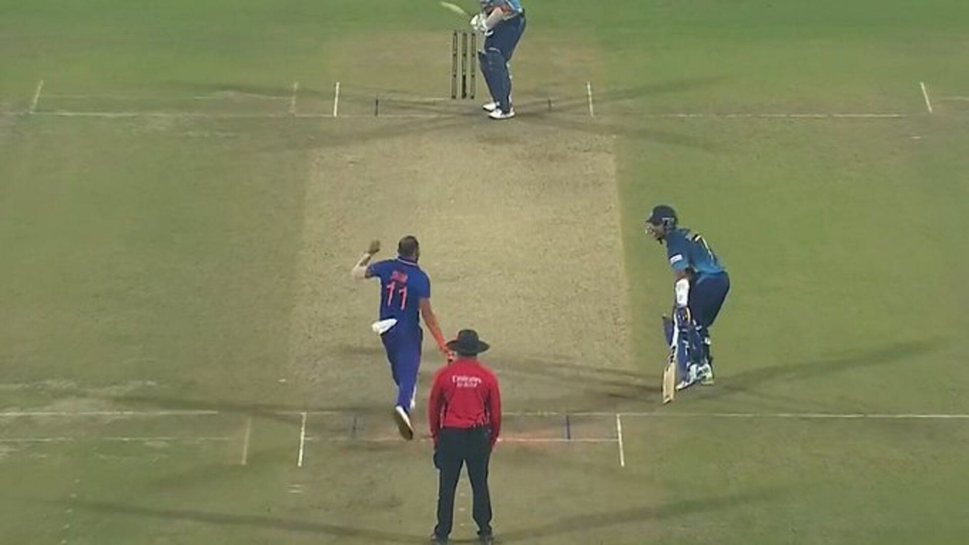 Mohammed Shami attempts run-out against Sri Lanka skipper Dasun Shanaka during India vs Sri Lanka 1st ODI