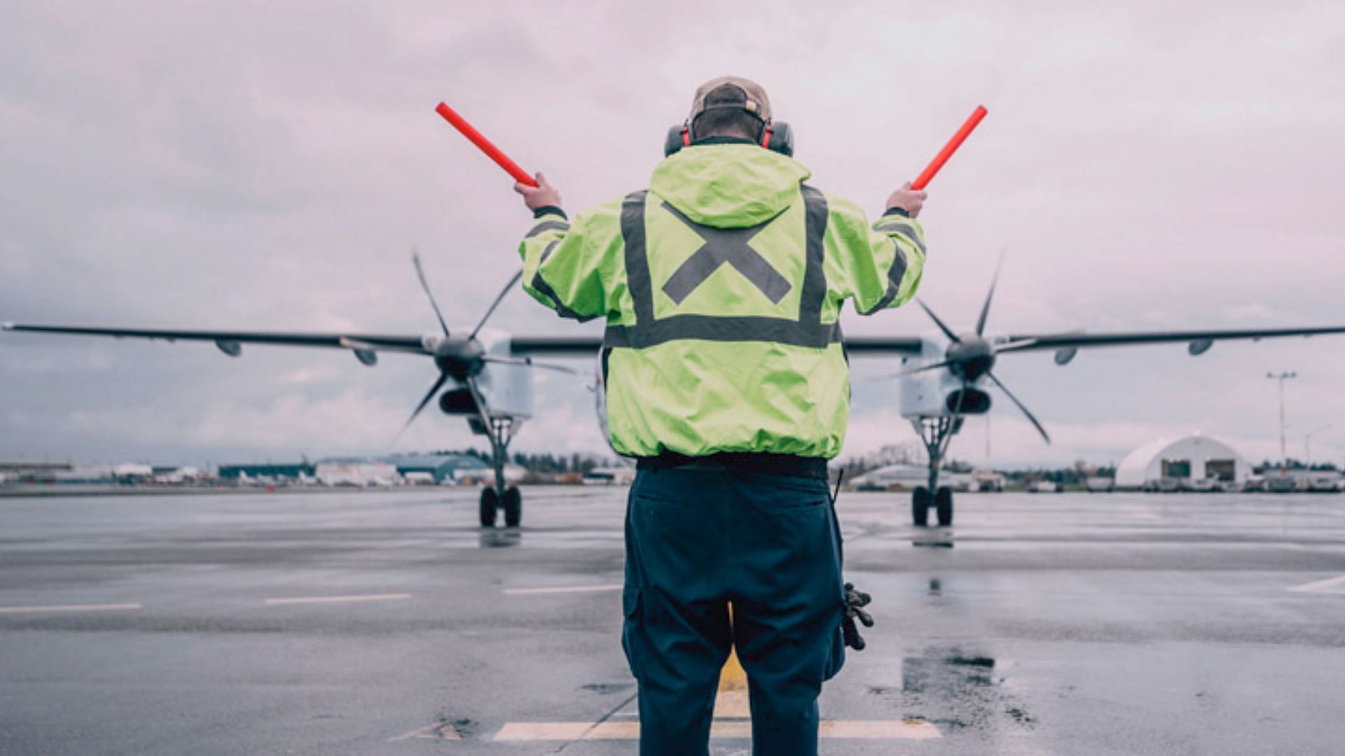 Ground staff at work (Image via Getty/worldwideaviation)