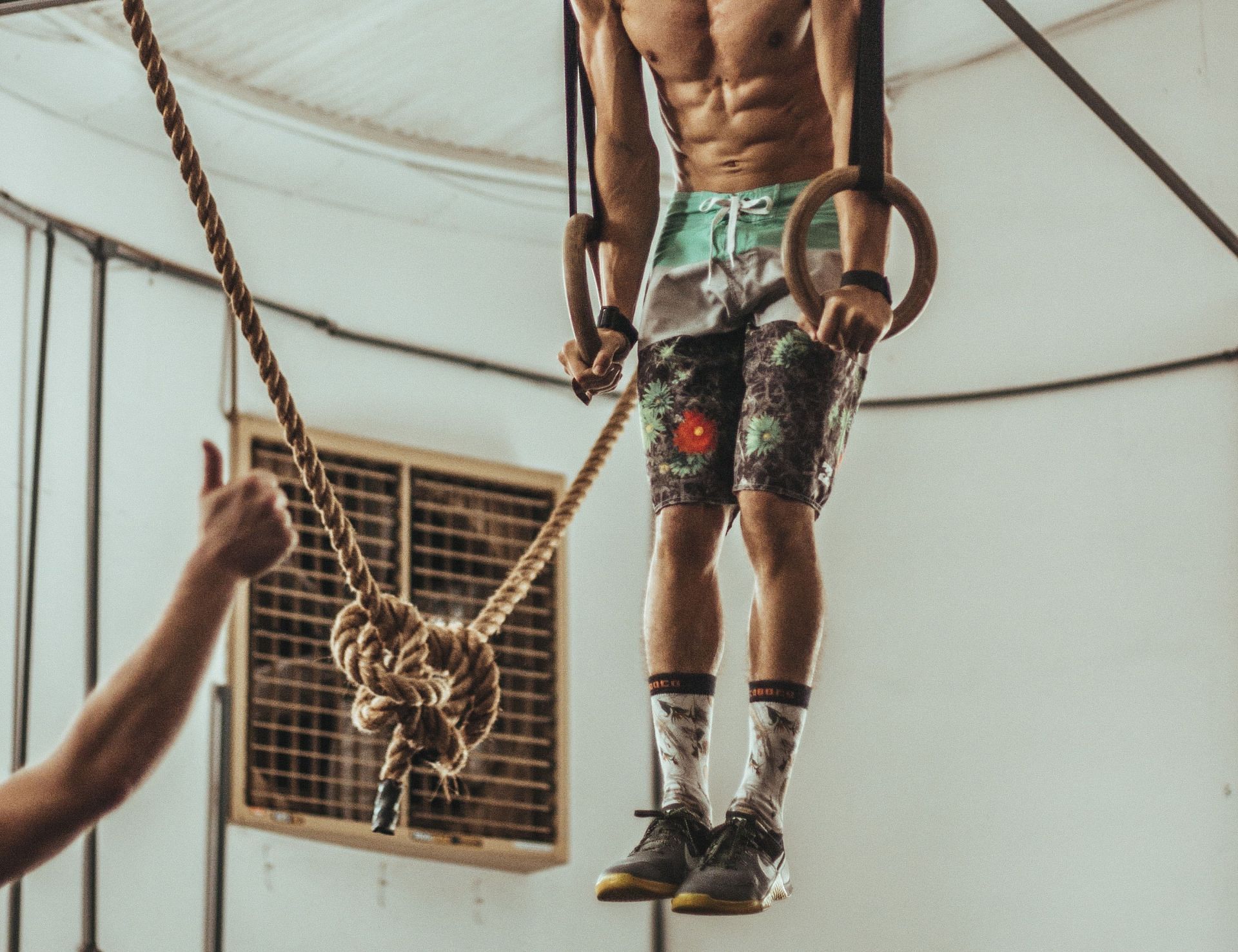 Hanging leg raises are one of the best ways to strengthen your abs. (Image via Unsplash / Victor Frietas)