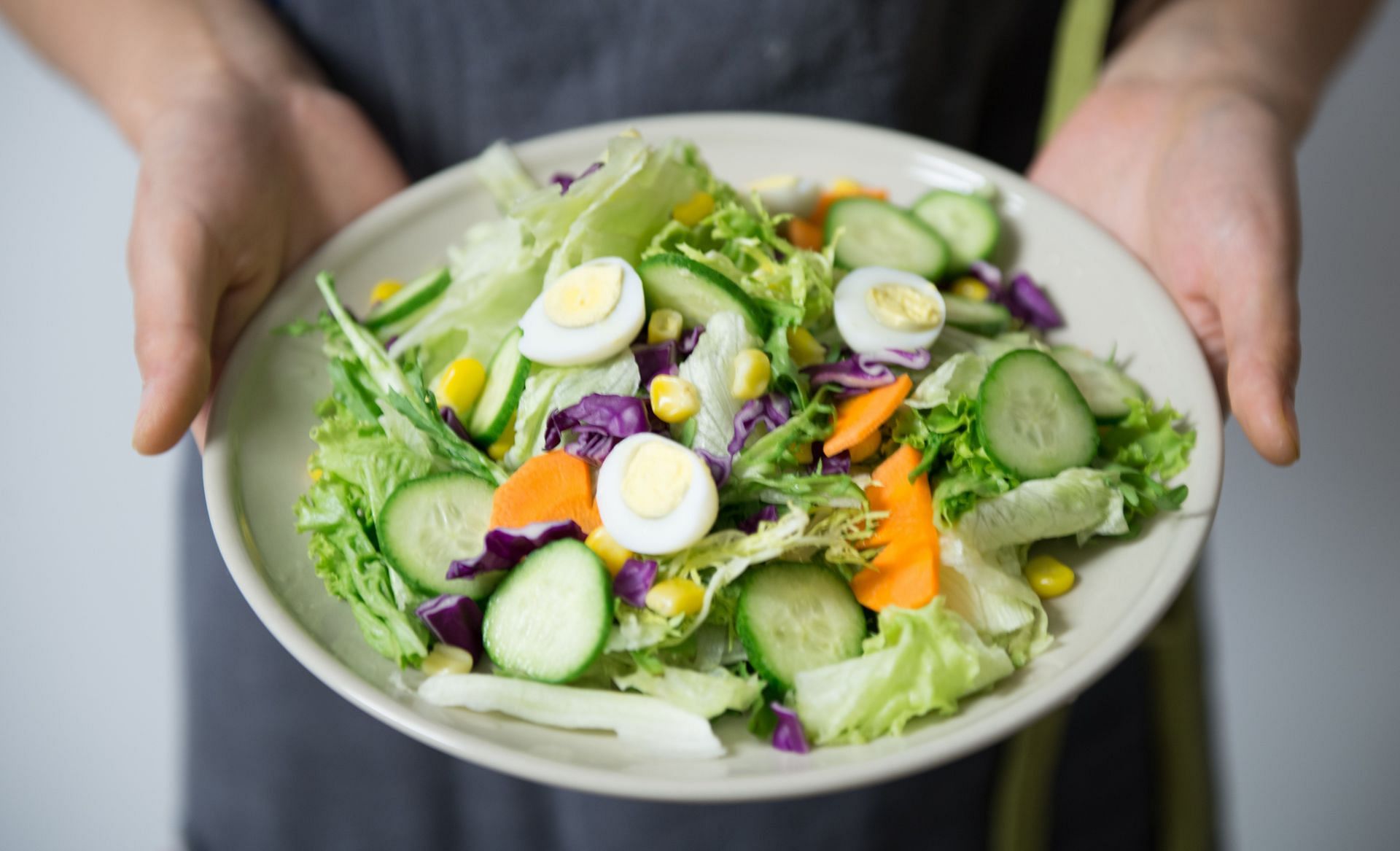 Eat a variety of salads to get all the leafy greens your body needs (Image via Pexels @Cats Coming)