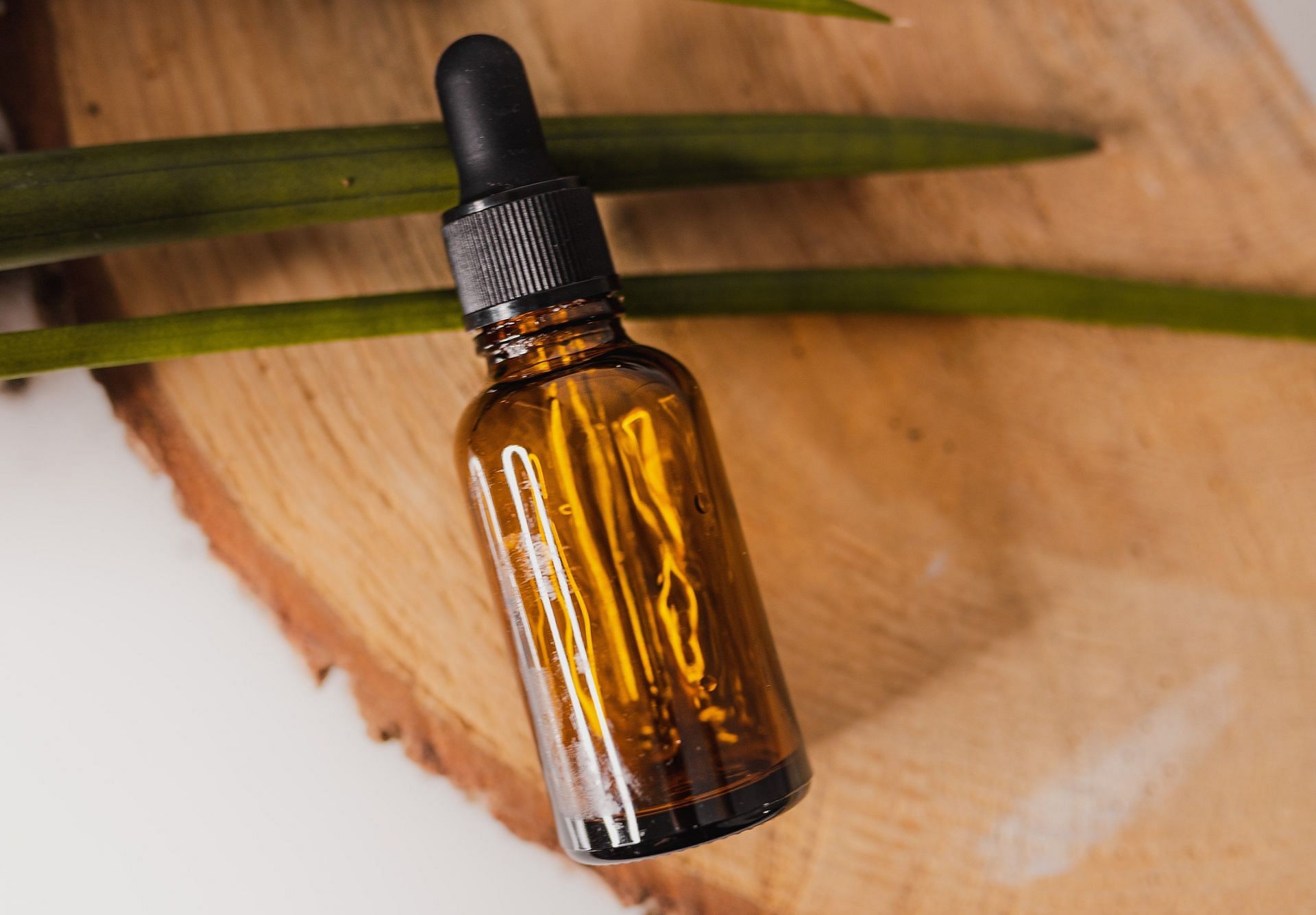 Essential oil has natural anti-inflammatory and antiseptic properties that can help reduce redness, itching, and pain associated with it. (Photo by Dominika Roseclay/pexels)