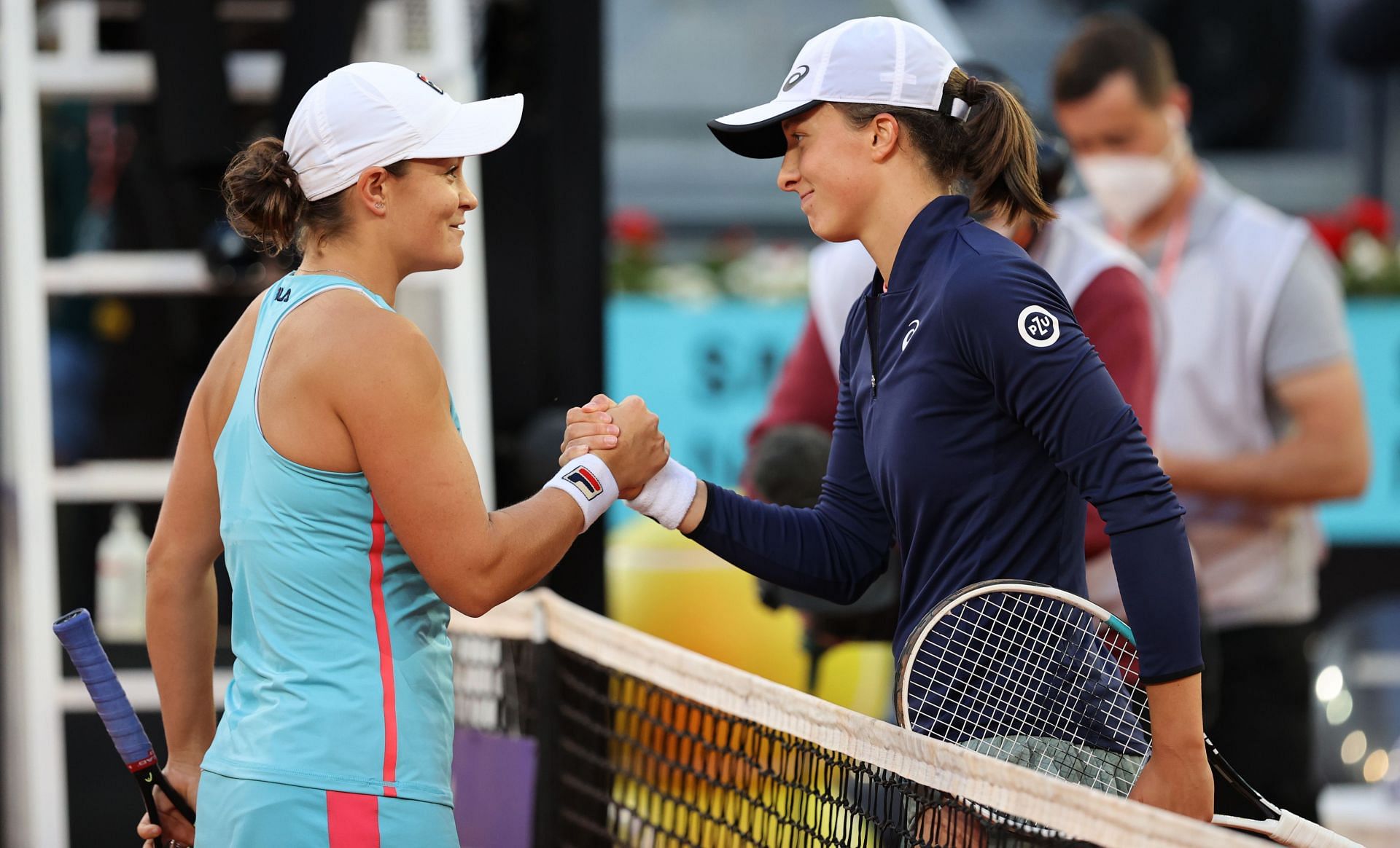 Ash Barty (L) and Iga Swiatek