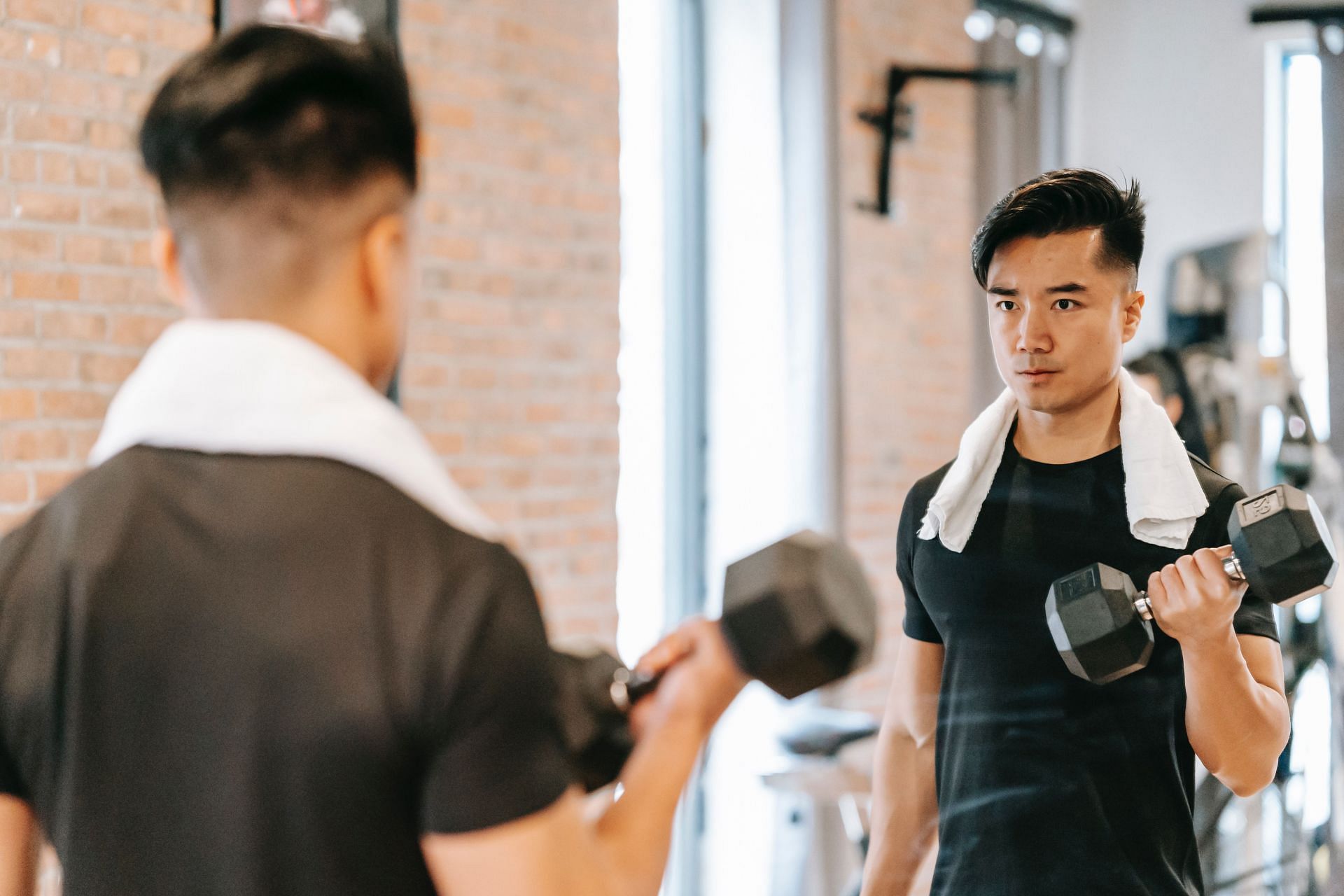 Workout mirrors also provides with variety of classes (Image via Pexels/Andres Ayrton)