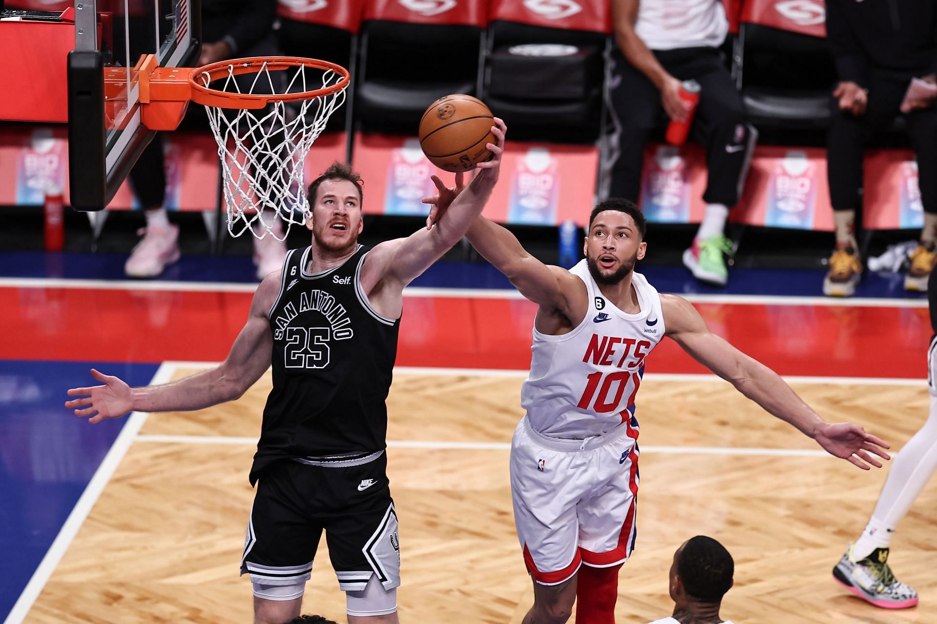 Poeltl would be a nice addition to Golden State (Image via Getty Images)