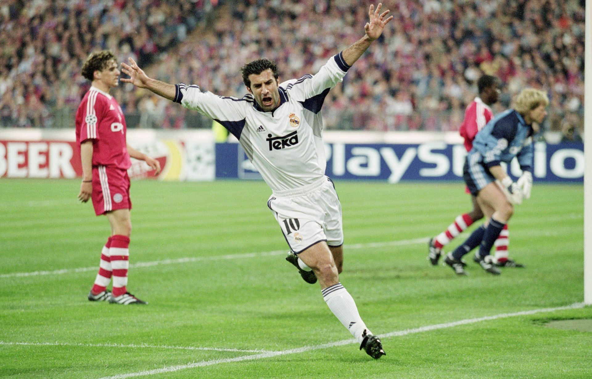 Luis Figo celebra tras marcar un gol para el Real Madrid