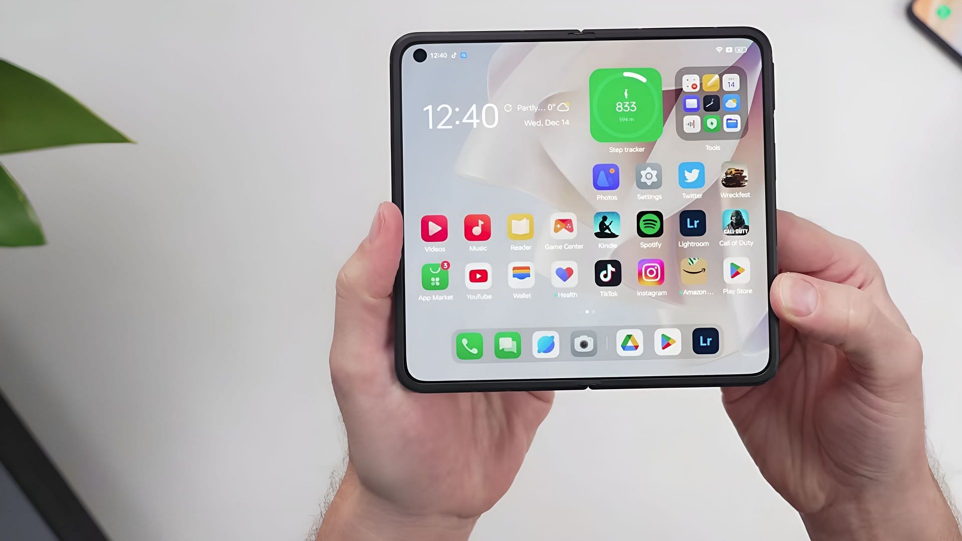 Oppo Find N2 worth buying in 2023? (Image via youtube/Thetechchap)