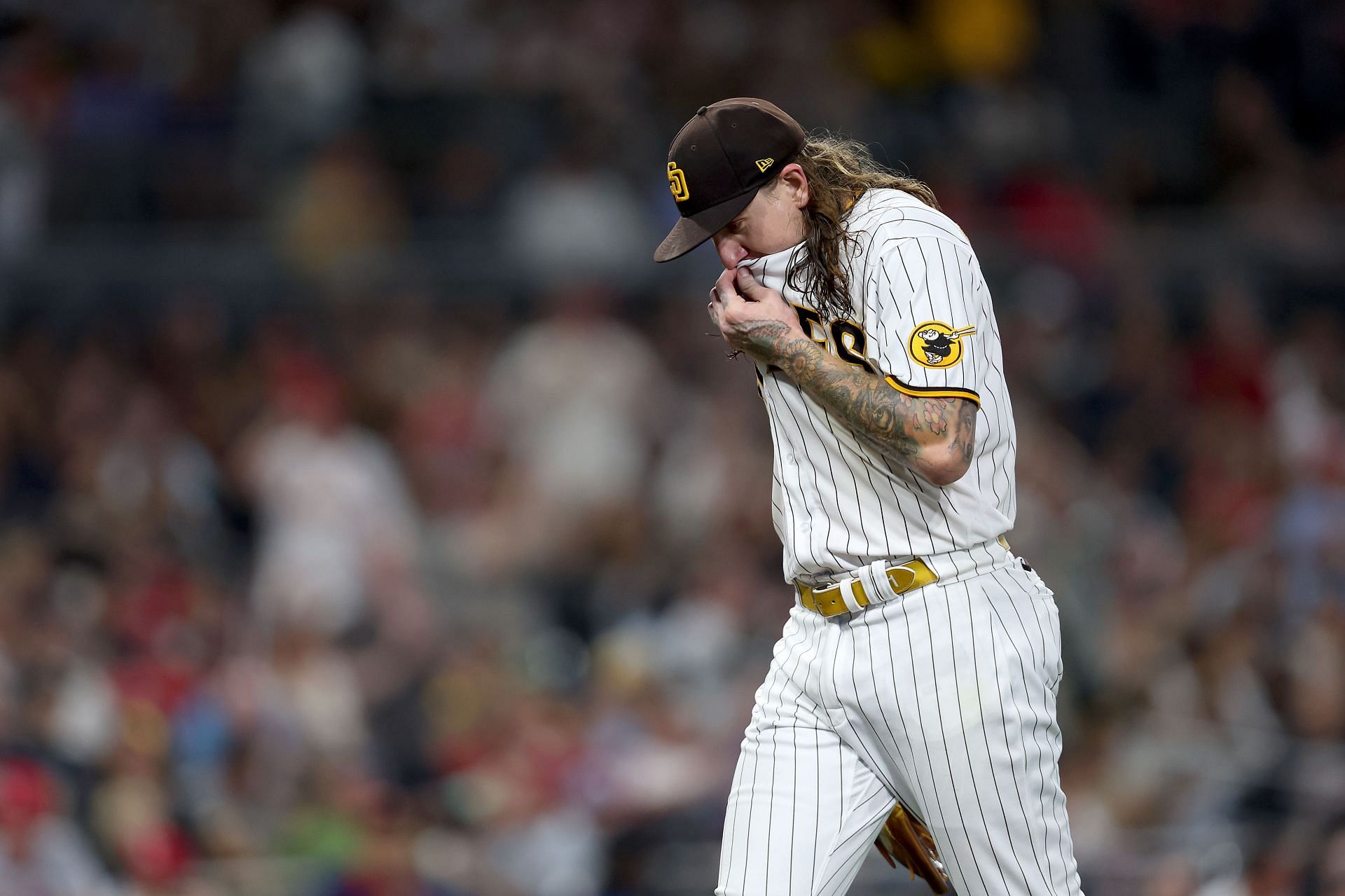MLB's Mike Clevinger allegedly threw Ipad at pregnant GF and chewing  tobacco at baby