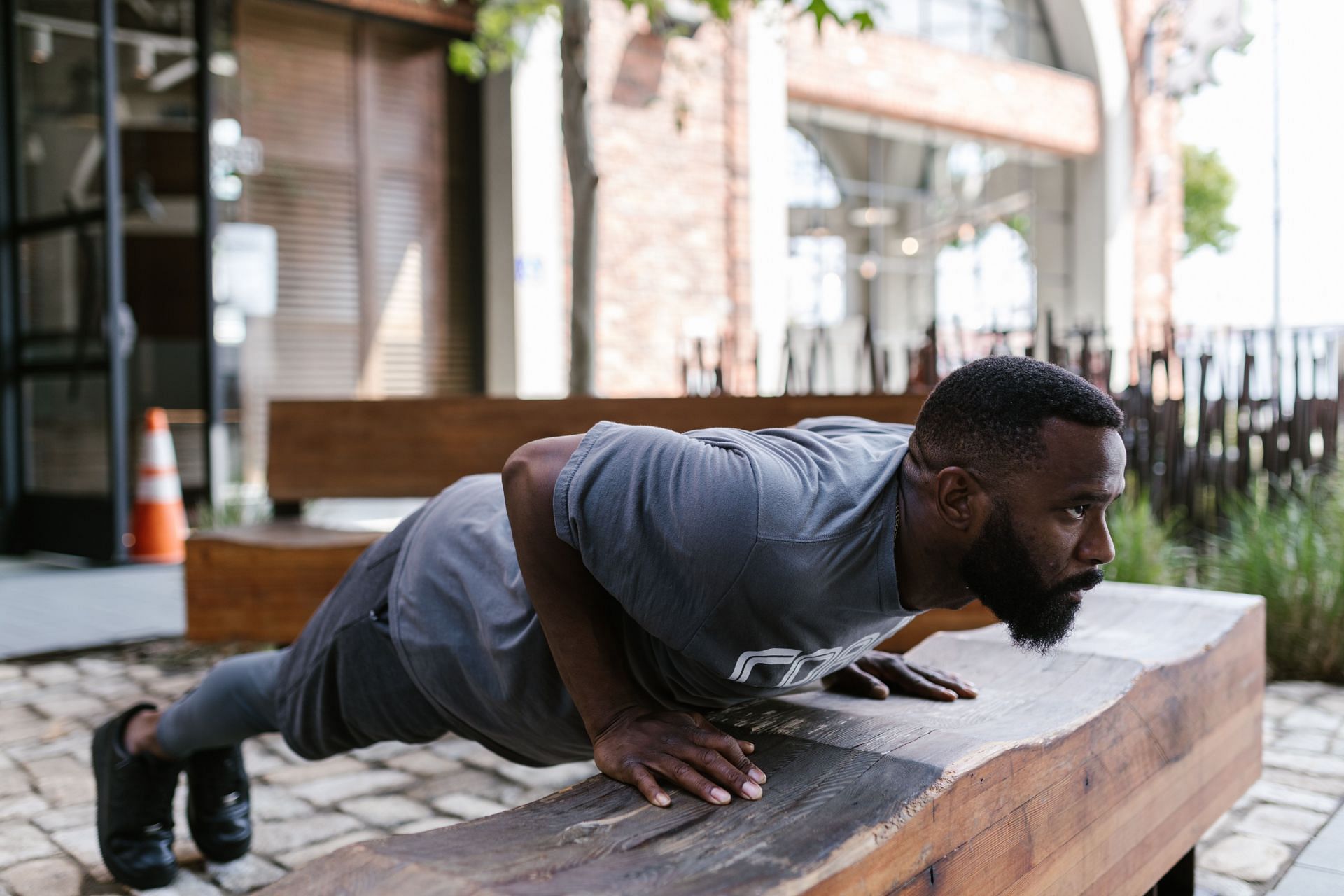 The beginner-friendly incline push-up is one of the best push-ups for chest muscles! (Image via pexels/Rodnae Productions)
