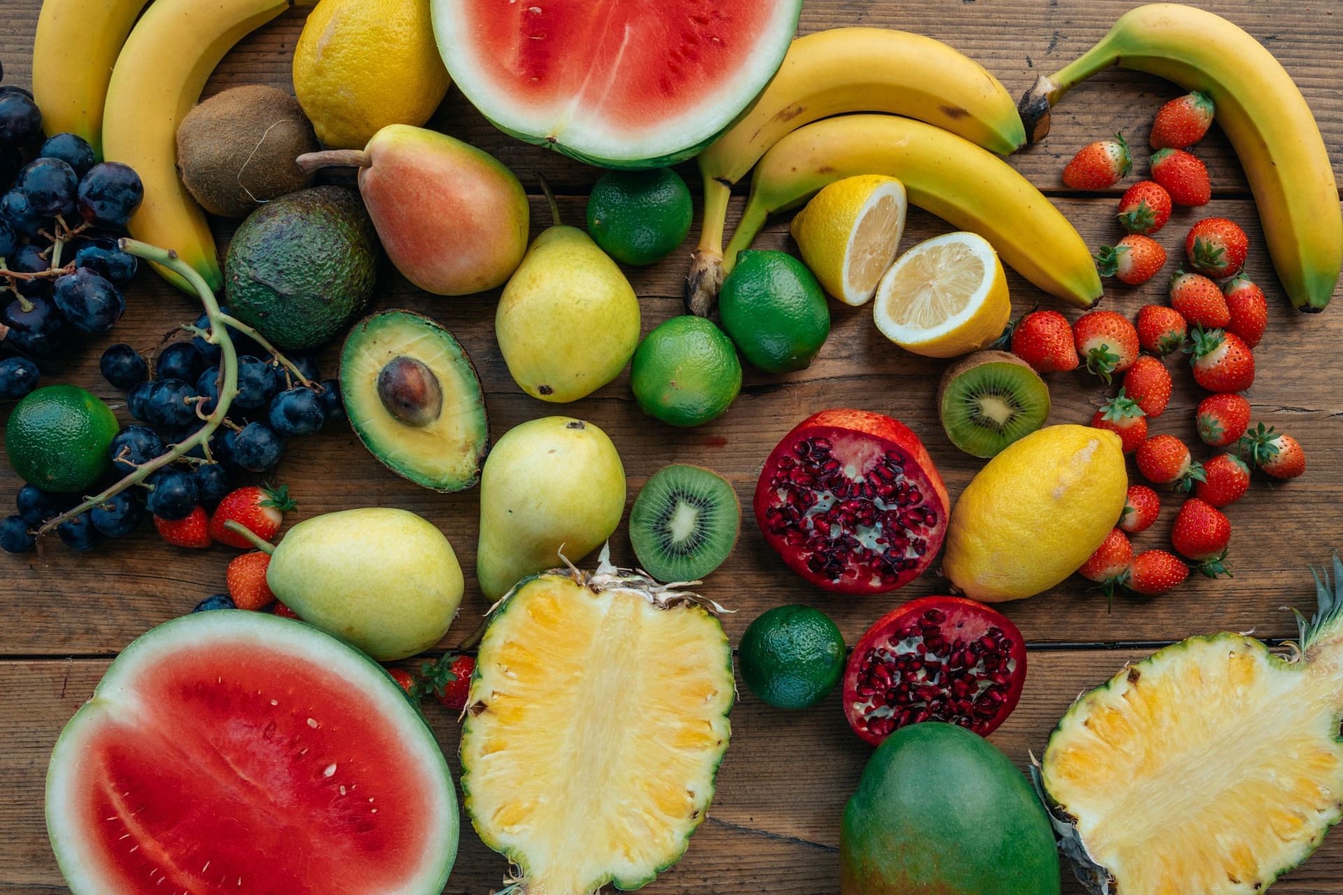 Fruits are one of the best cholesterol-lowering foods that you can include in your diet (Image via Pexels @Viktoria Slowikowska)