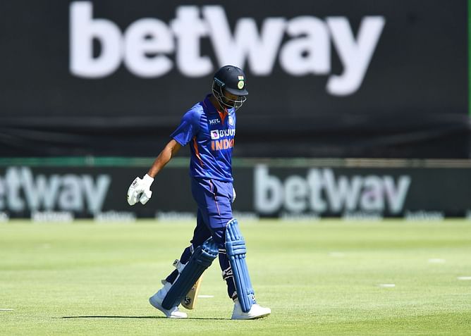 [WATCH] KL Rahul is bowled around his legs for 39 in 1st India vs Sri Lanka ODI